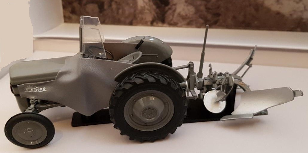UNIVERSAL HOBBIES,FERGUSON TE 20 with RUMPSTAD plow, 1/32, UH5364