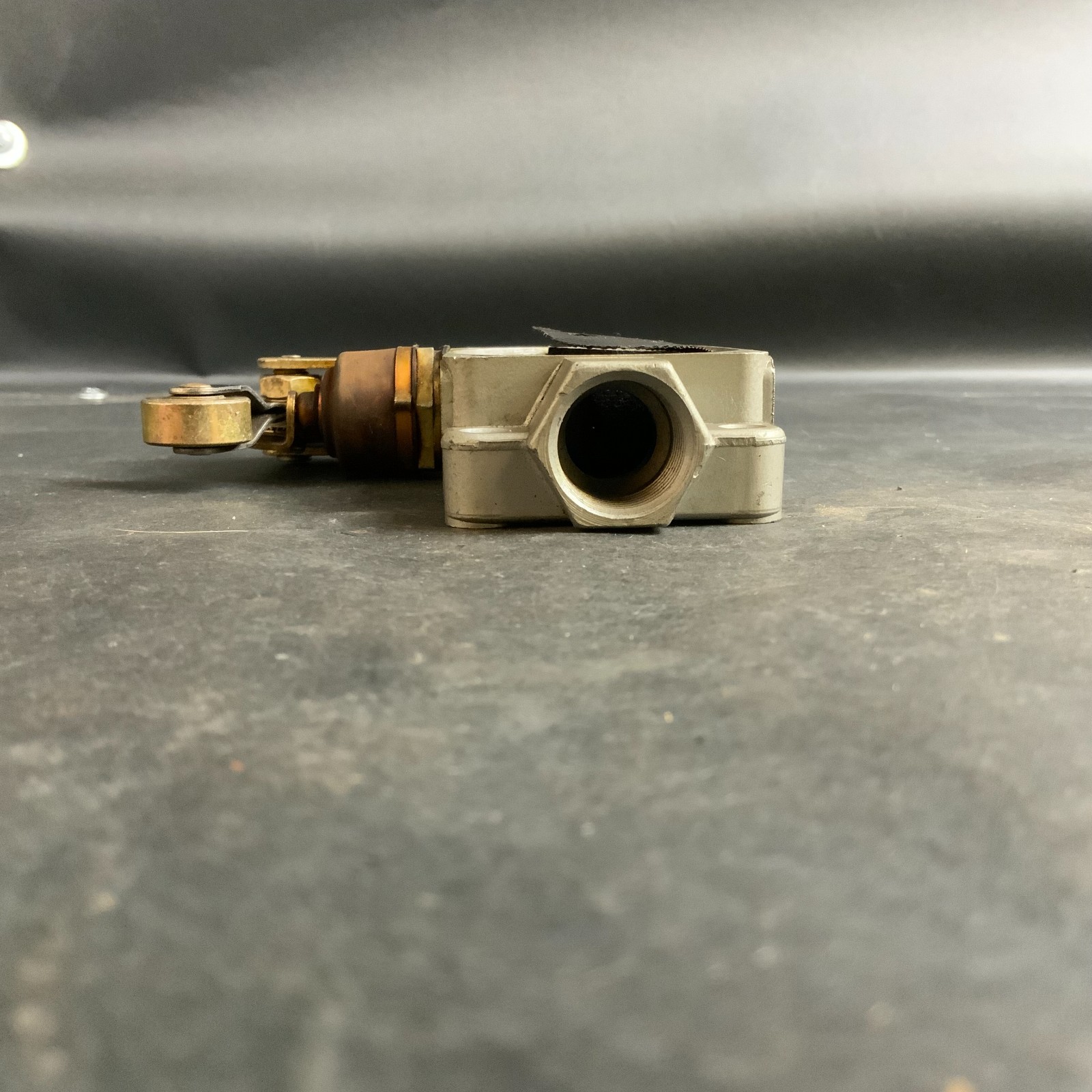 HONEYWELL MICROSWITCH BAF1-2RN2-RH SNAP ACTION ROLLER SWITCH ($60 OBO)