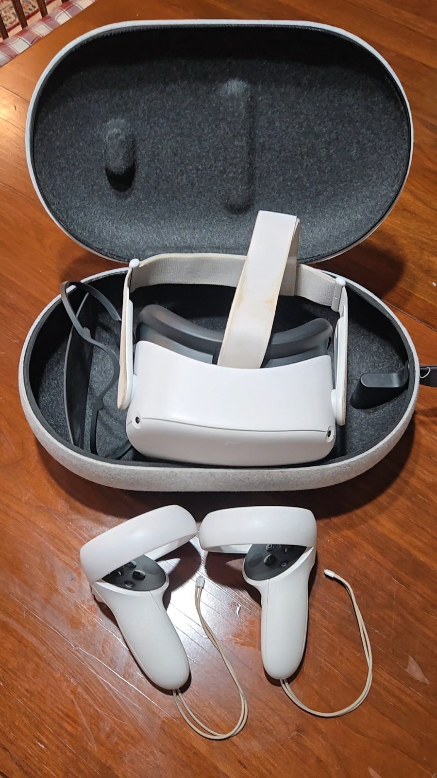 Meta Quest 2 Standalone VR Headset 90Hz White w/ Touch Controllers Case
