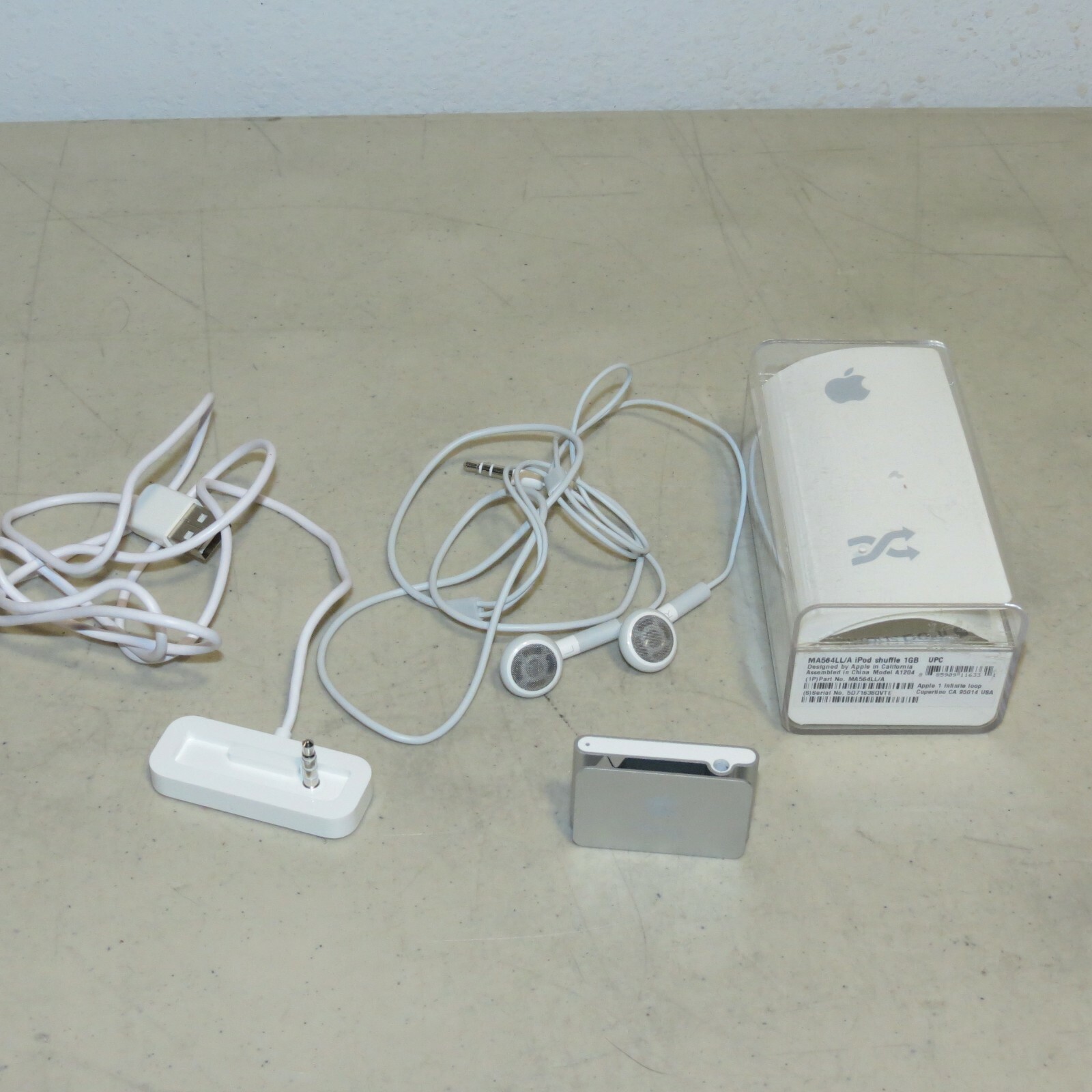 APPLE Silver iPod Shuffle 2nd Generation A1204 1GB Excellent