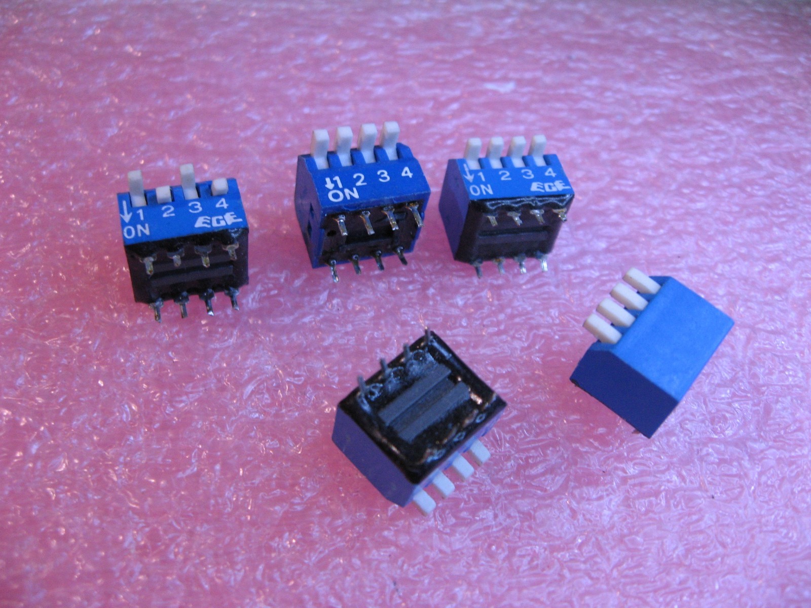 DIP Switch EGE 4 Position Through Hole Mount Right Angle - Used Pulls Qty 5
