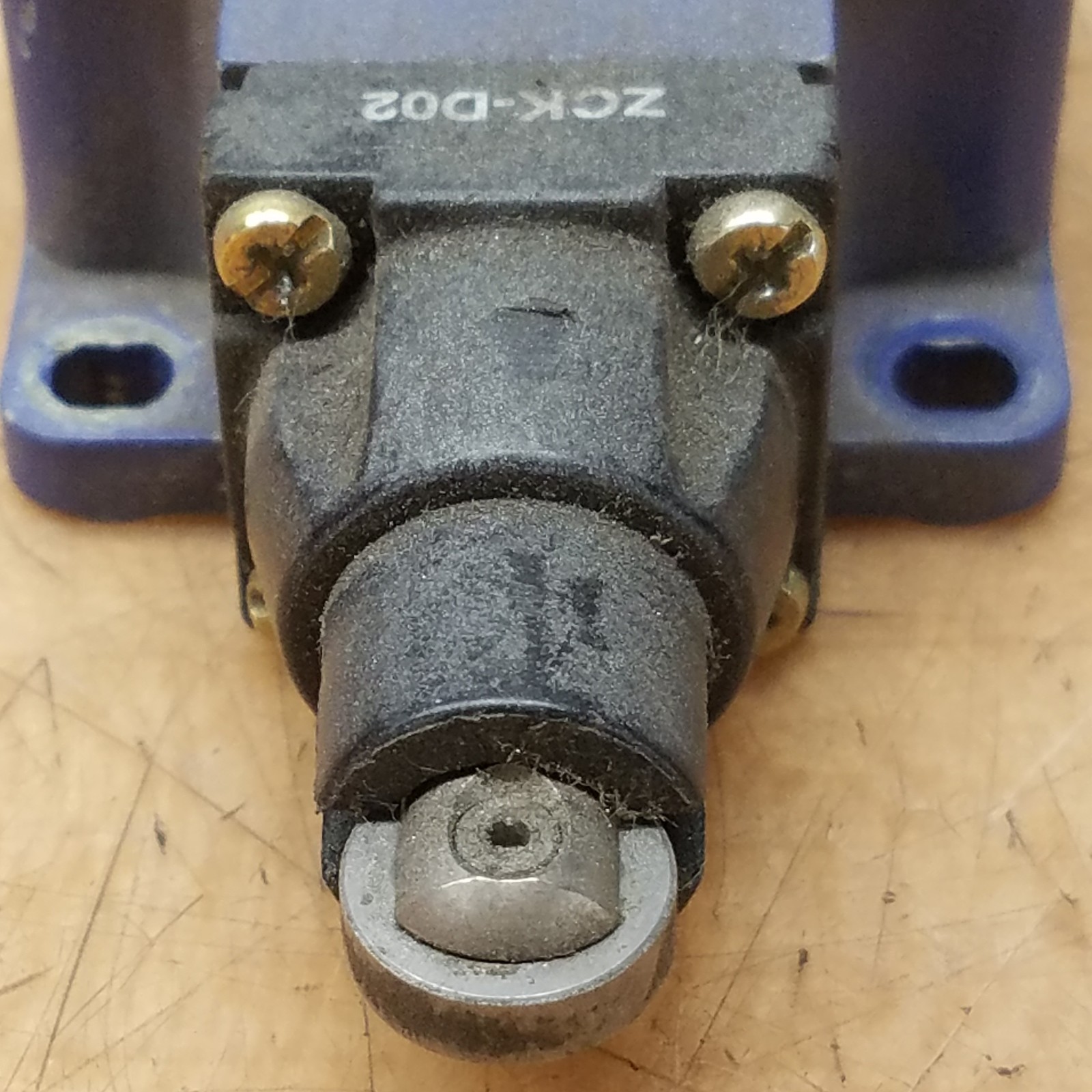 Telemecanique ZCKL1 Limit Switch, 240V, 3A, 6Kv - USED