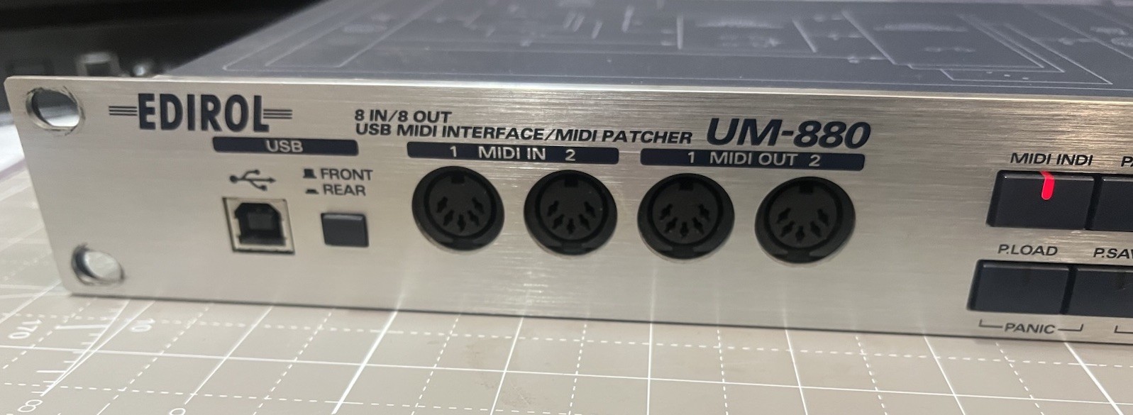 Edirol UM-880 Roland 8 IN / 8 OUT USB MIDI Interface Patcher 100-240V
