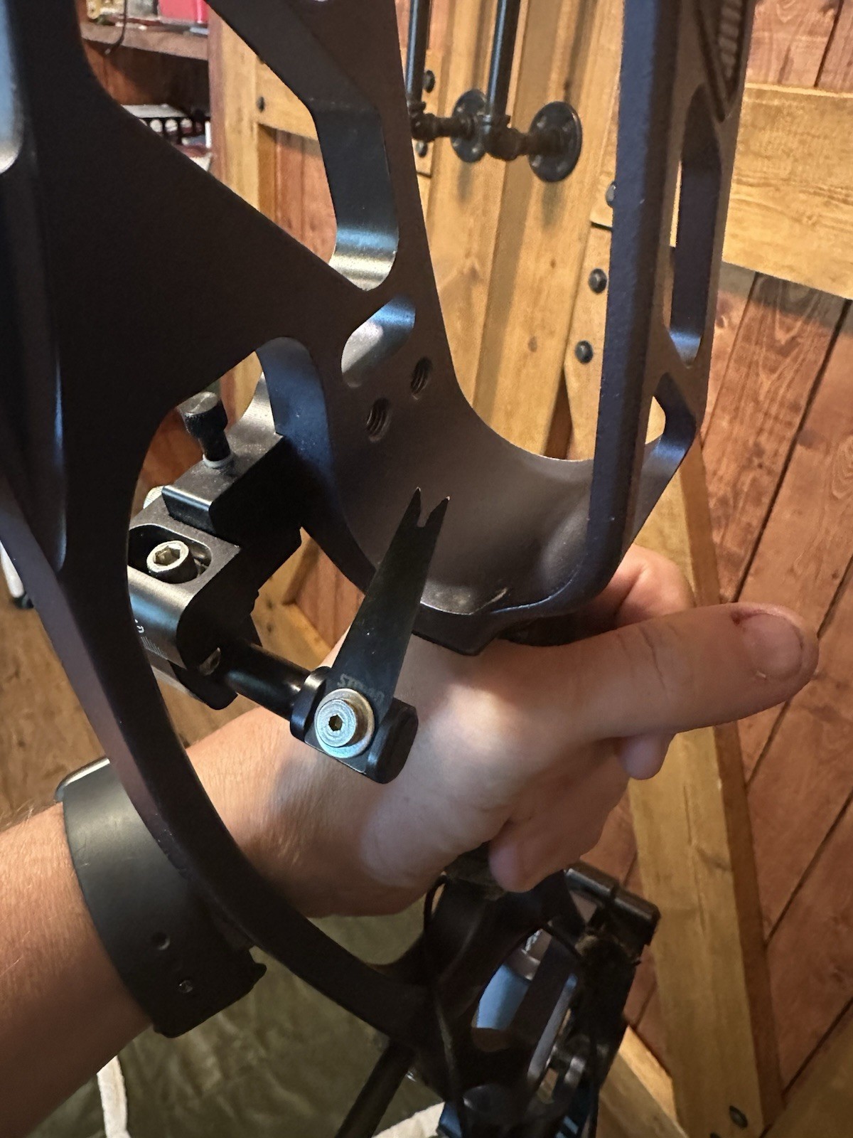 Hoyt Invicta 40 Left Hand with AAE pro blade rest And Threadz custom Strings