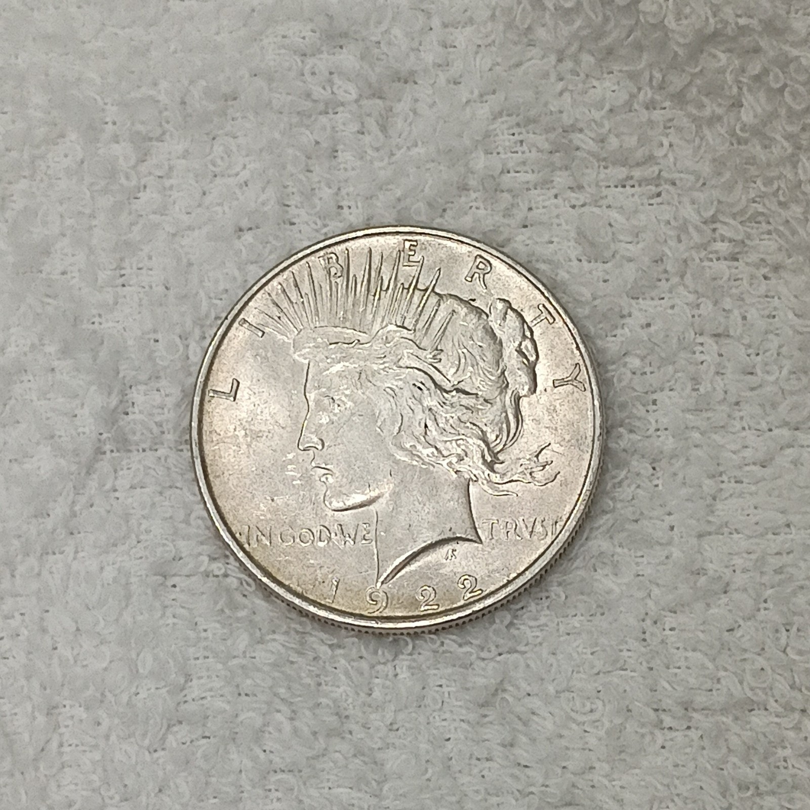 1922 P $1 Peace Dollar ~ 90% Silver Coin !