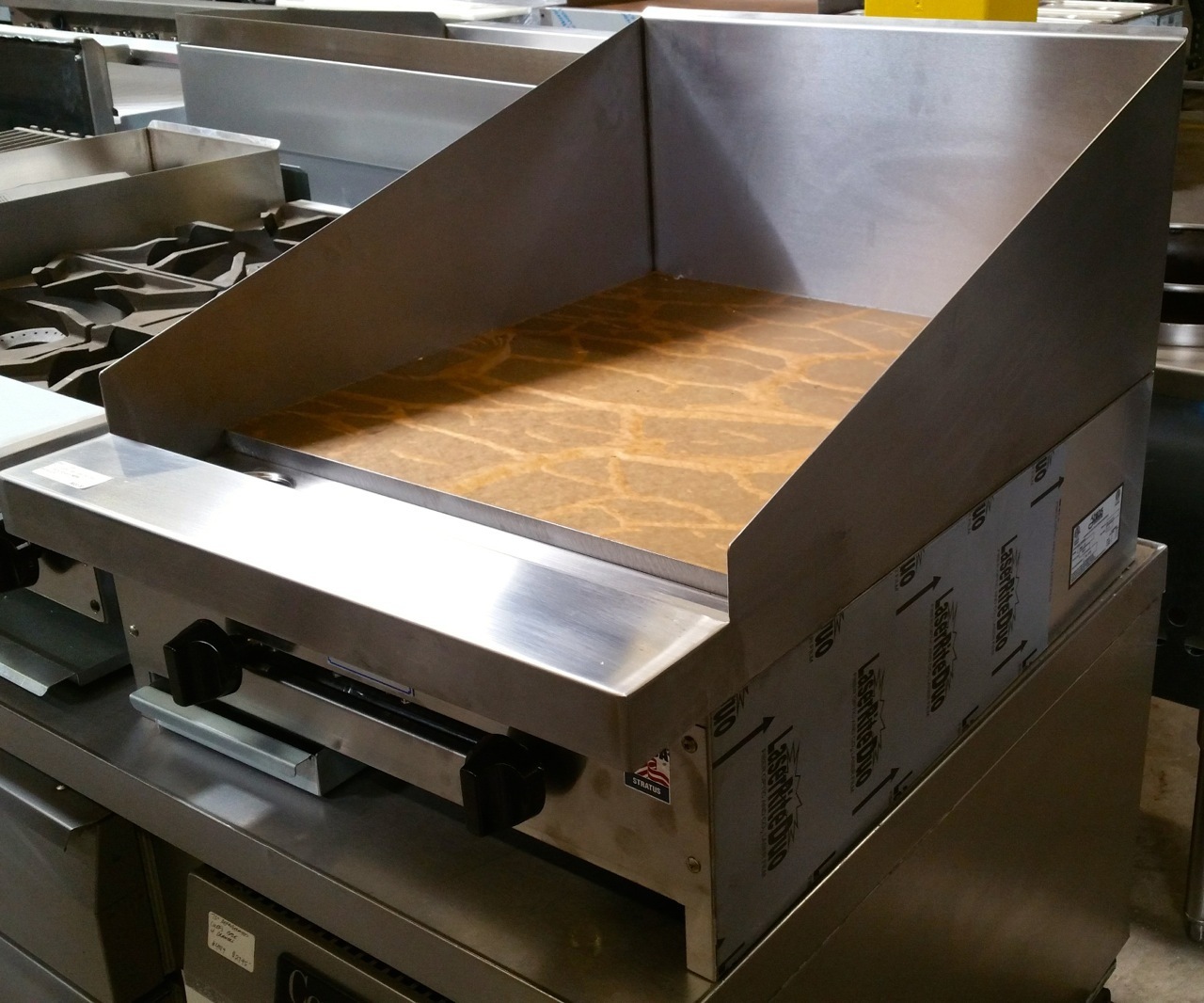 NEW 24" Flat Top Griddle Plancha Grill 12" High Back Splash Stratus SMG-24 #4097