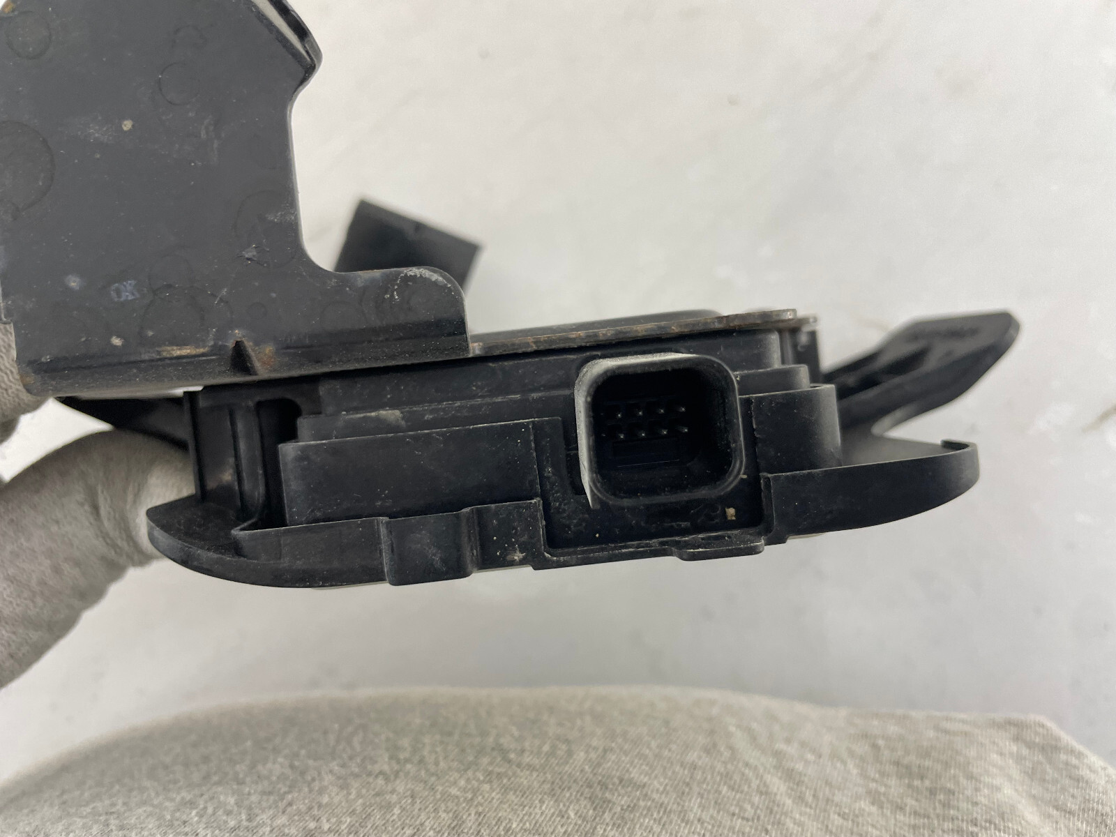 OEM | 2021 - 2023 Kia K5 Blind Spot Module Sensor w/ Bracket (Left/Driver)