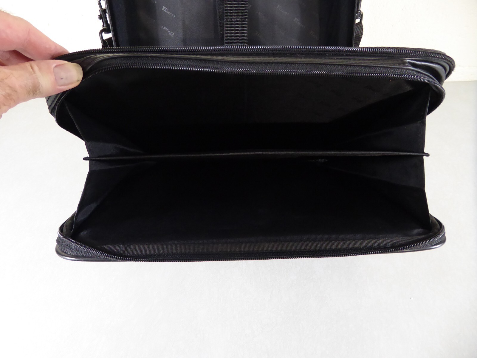 TARGUS Multi-pocket Laptop Carrying Case Bag W/Shoulder Strap Model CUN1 