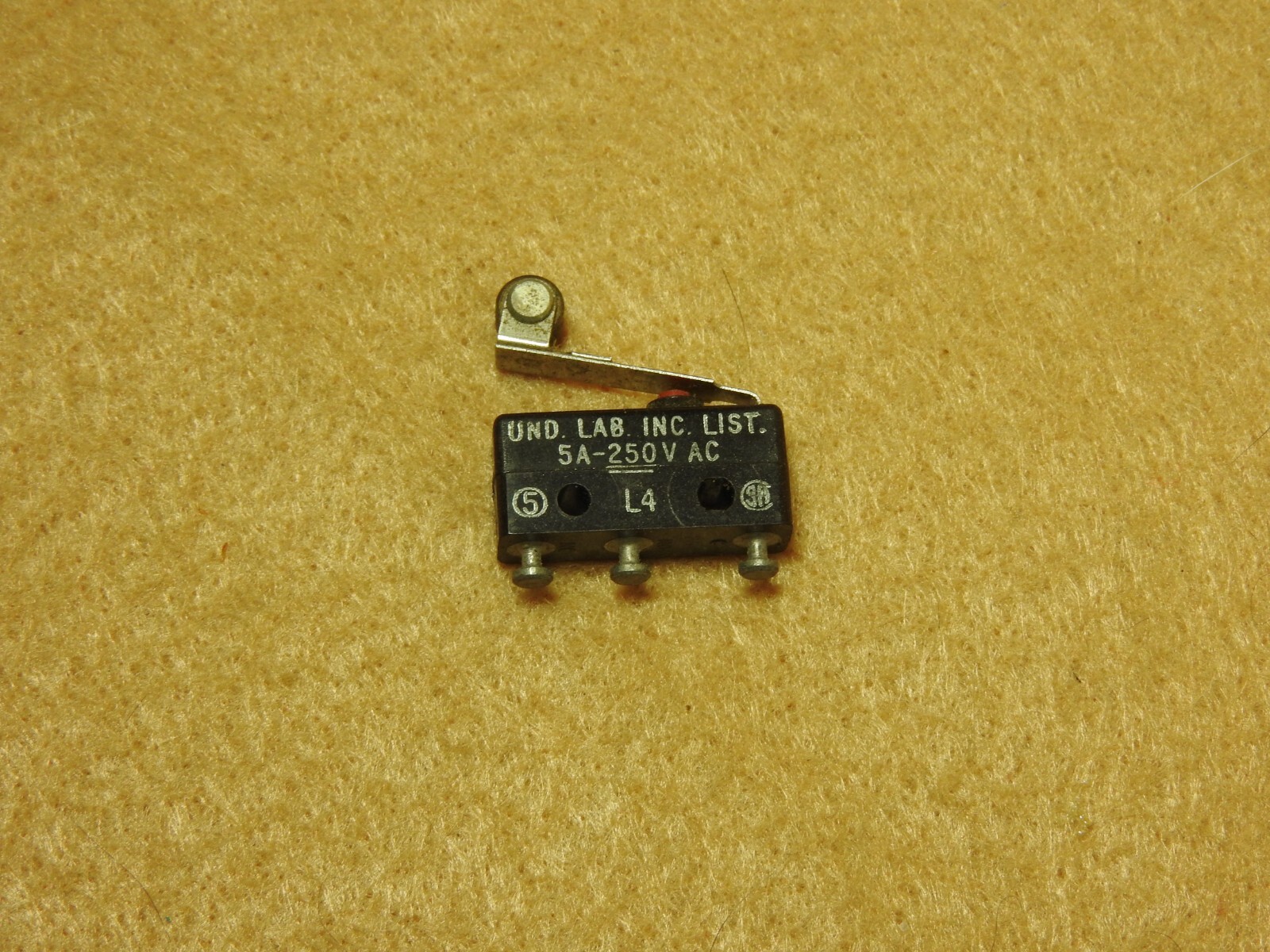 HONEYWELL, 111SM2-T L4, 5A 250VAC Miniature Snap-Action Roller Switch - New