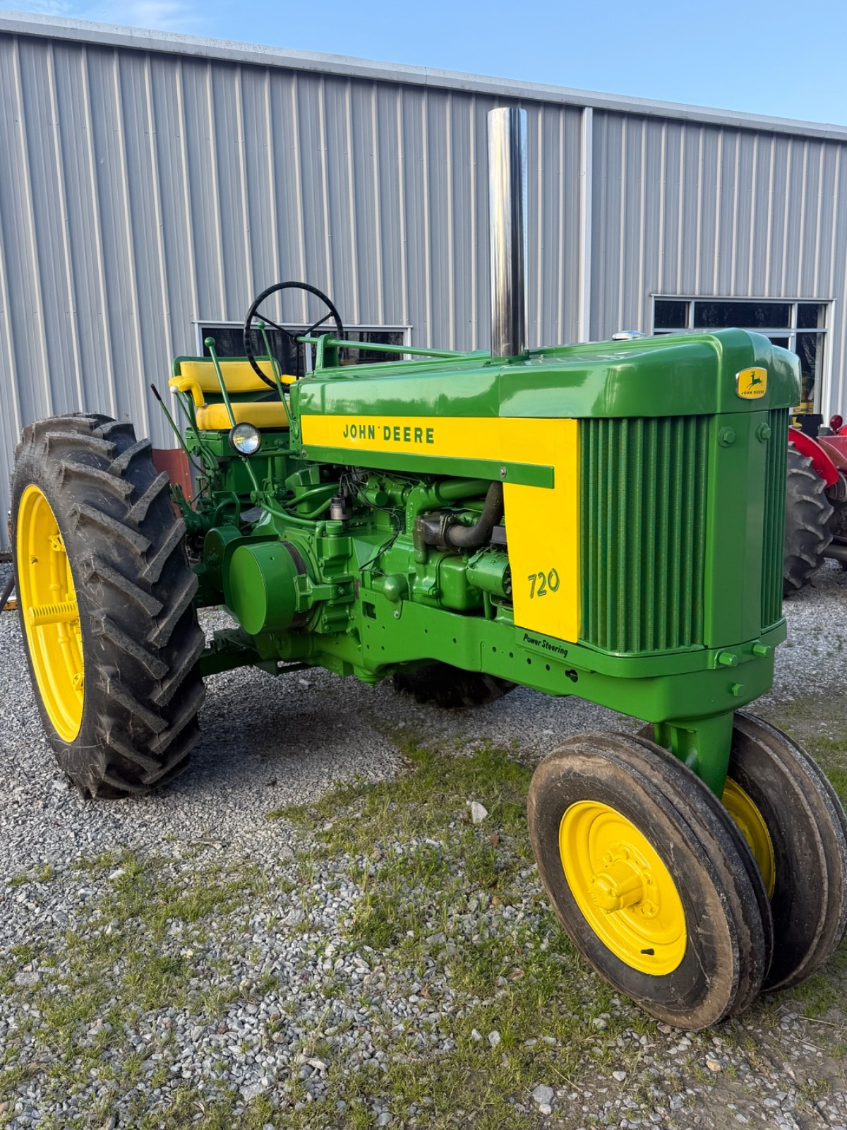720 JOHN DEERE TRACTOR 881 HRS