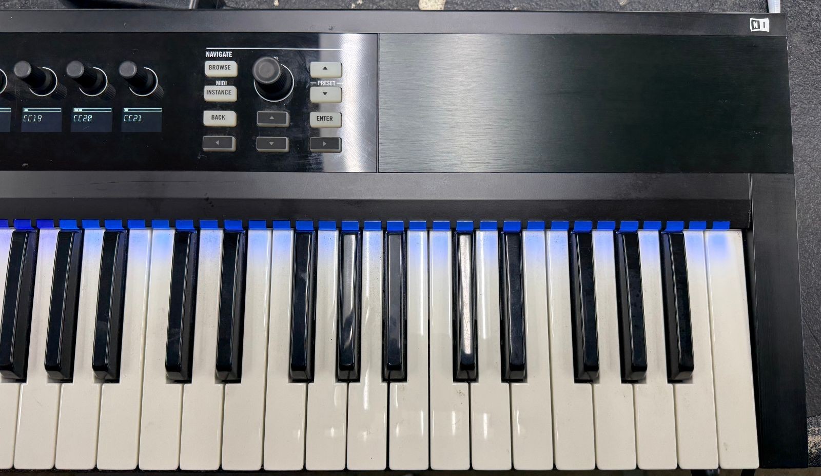 Native Instruments Komplete Kontrol S61 61-Key MIDI Keyboard Controller – Tested
