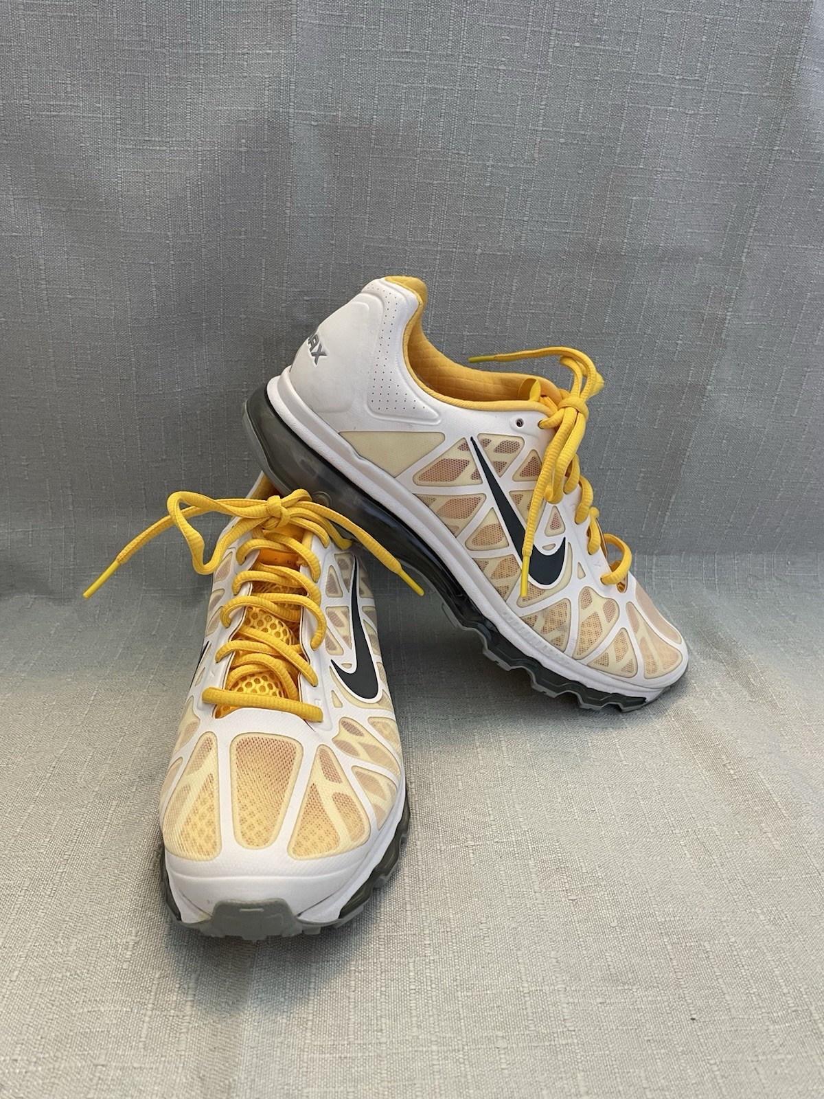 Nike Air Max Livestrong Low Top Cushioned Lace-Up Running Sneaker women’s 9