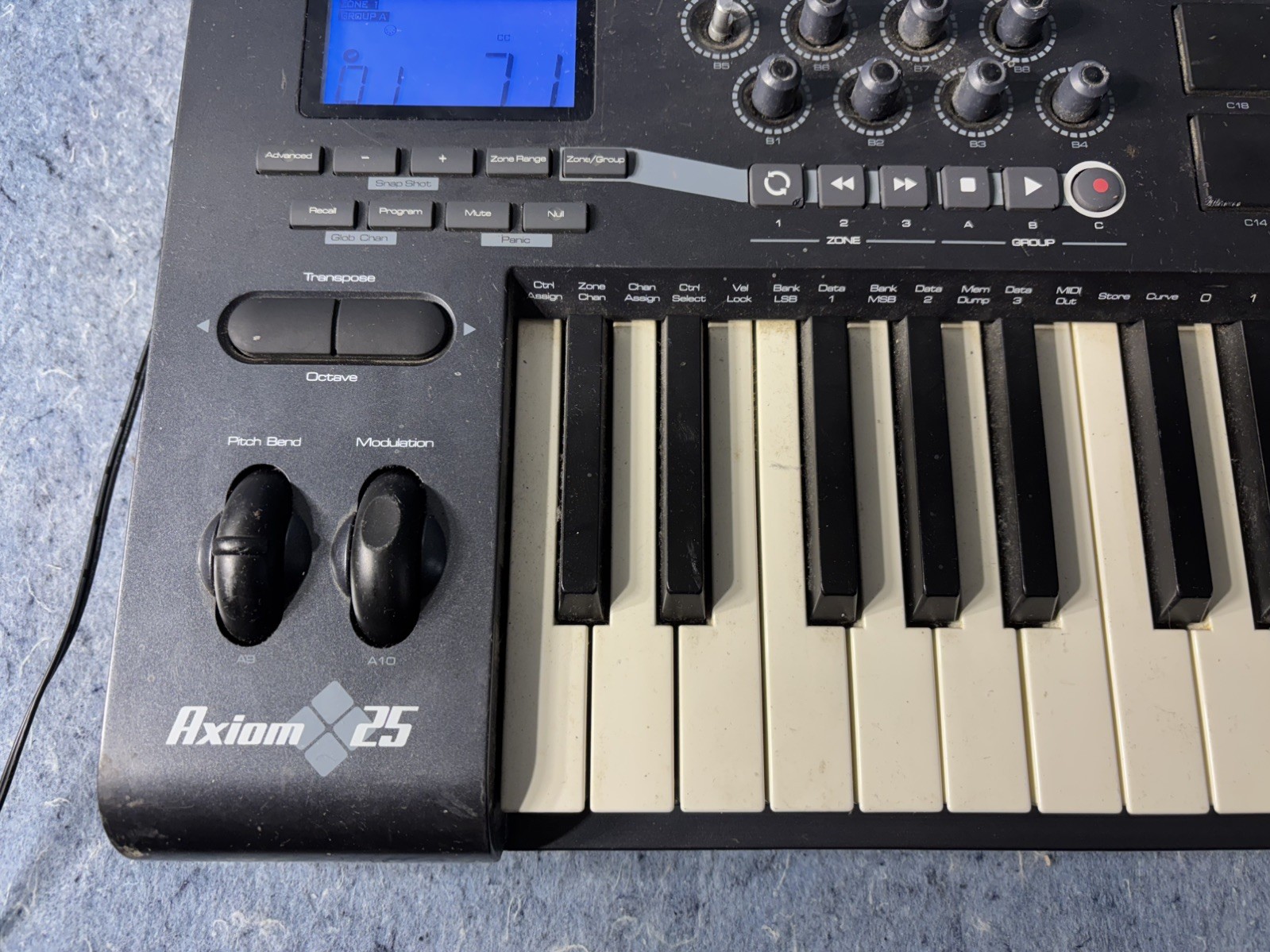 M-Audio Axiom 25-Key Semi-Weighted USB Midi Keyboard Controller read description