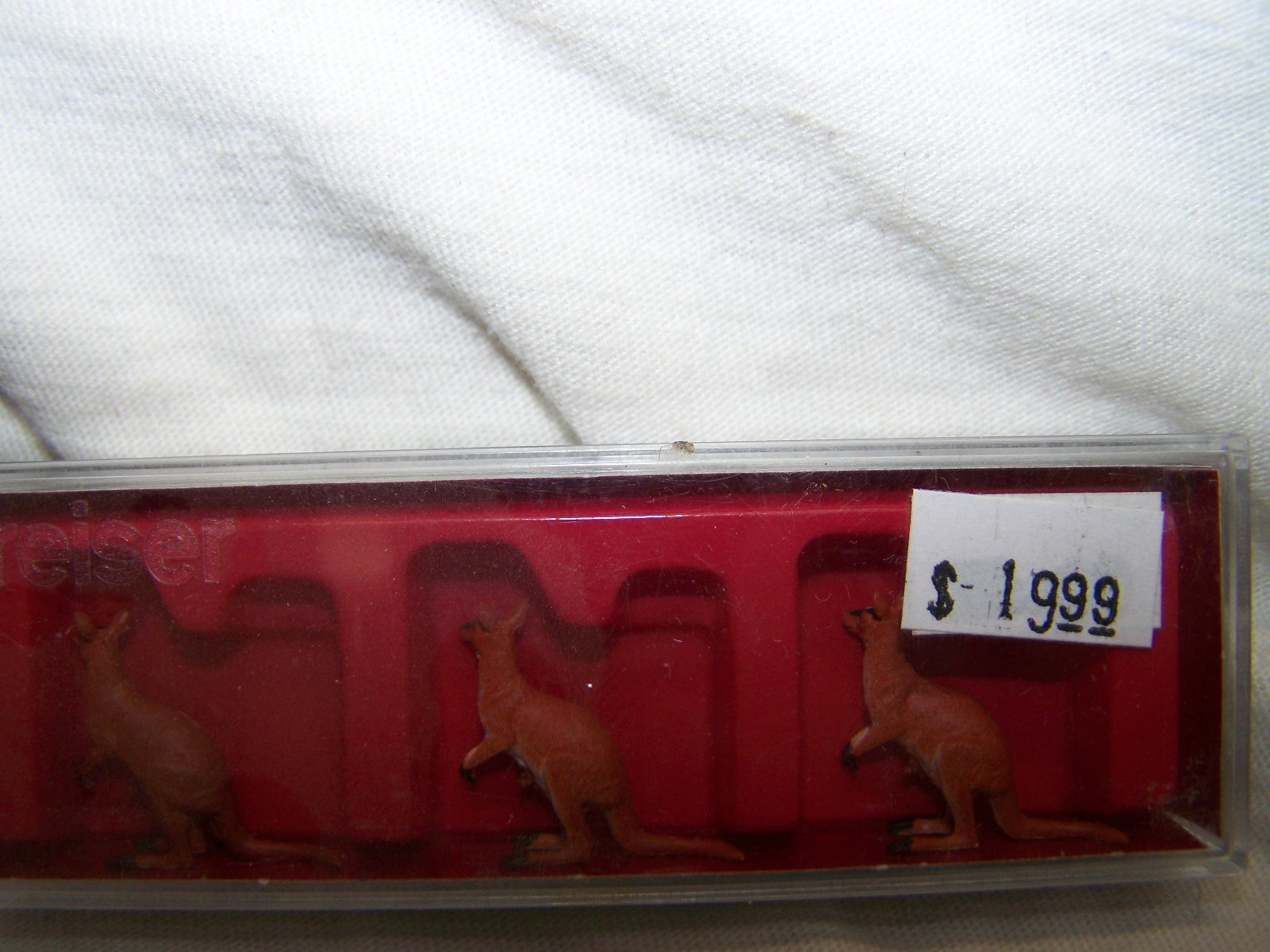 Preiser #20392 HO Scale Kangaroos(Pack of 3)
