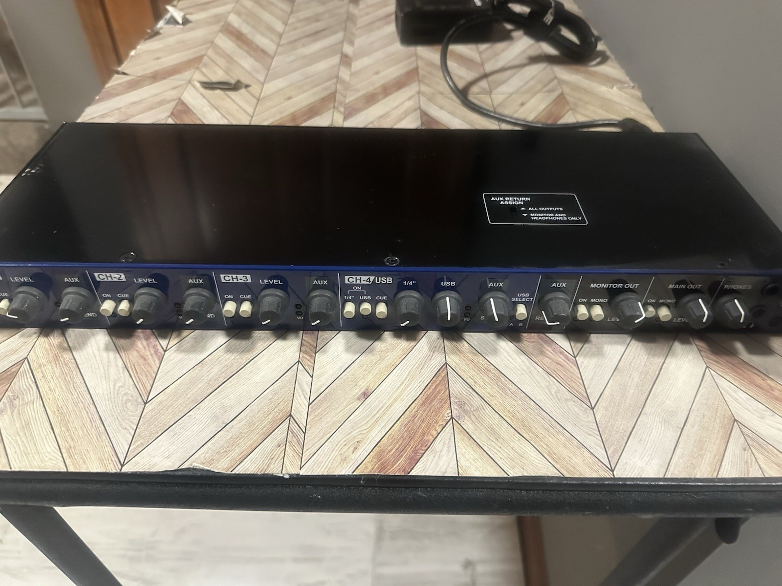 Radial Engineering KL-8 Rackmount Keyboard Mixing Station