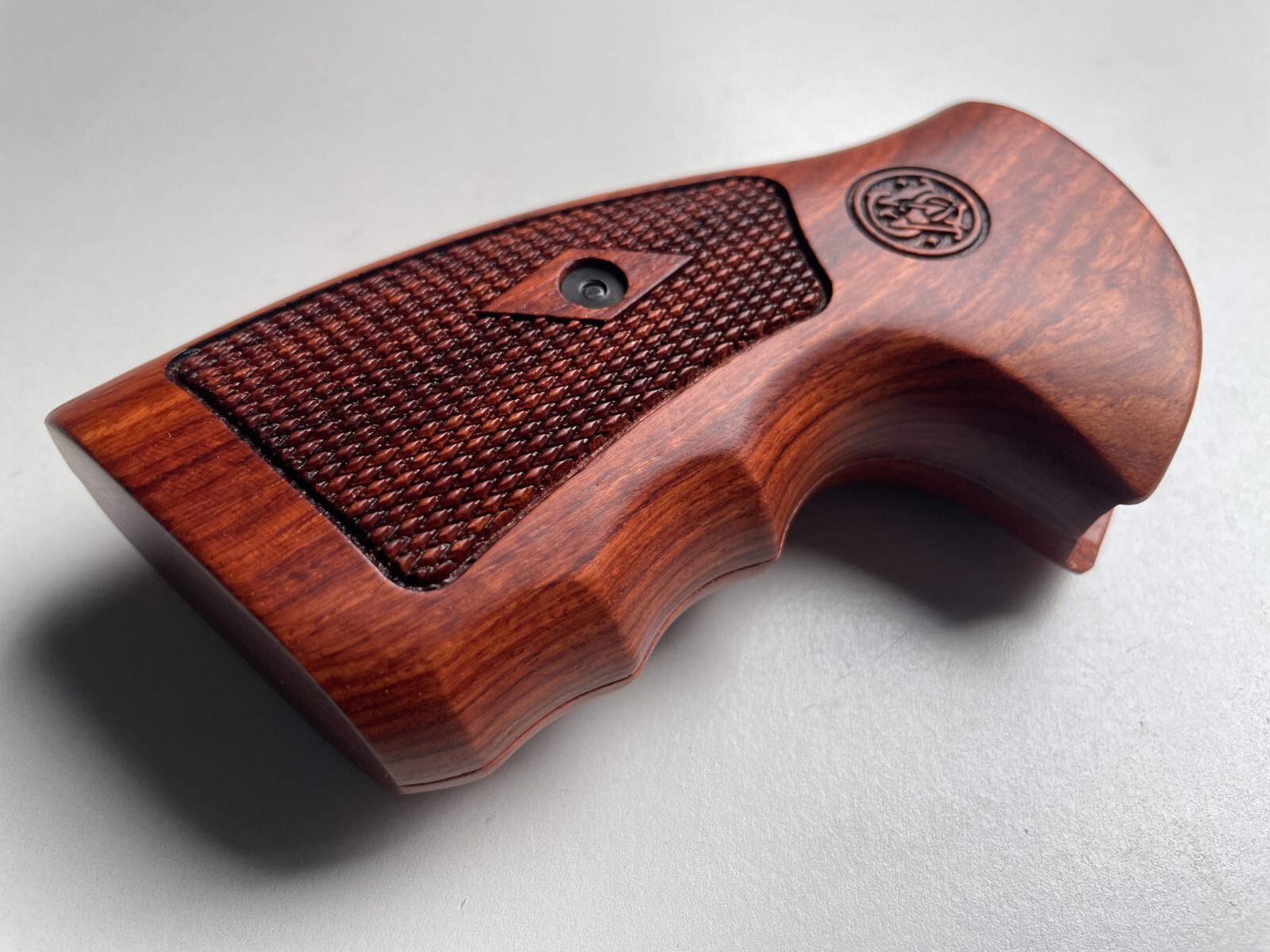 New Decorative wood Grips for S&W, K/L ROUND BUTT 686; Closed back; diamond chec
