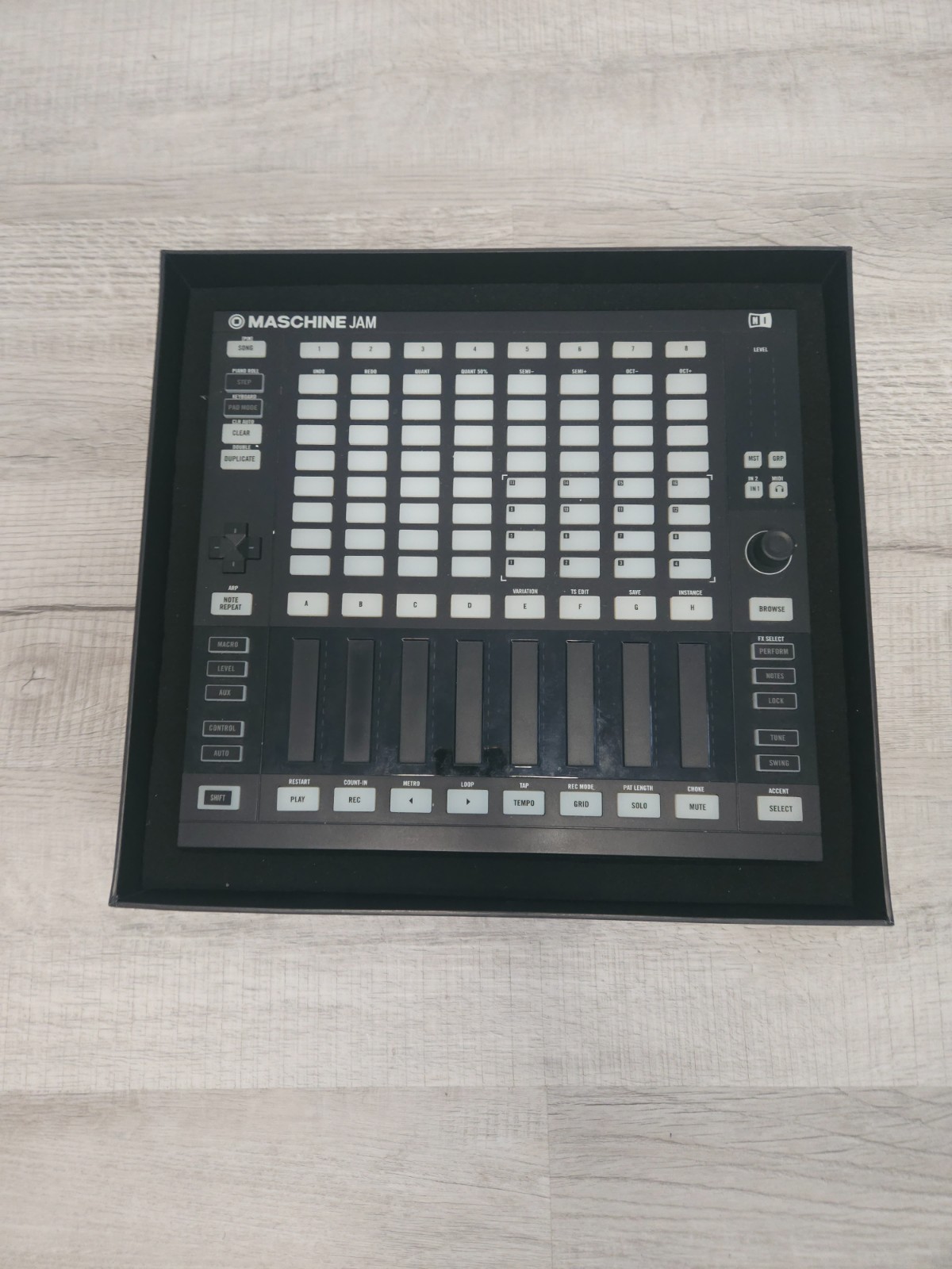 Native Instruments Maschine Jam Production and Sequencing Instrument – Working