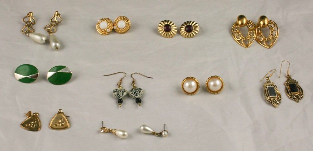 Vintage Lot Of 20 Pieces Earrings Gold & Silver Tone For Repair Reuse Retro Used