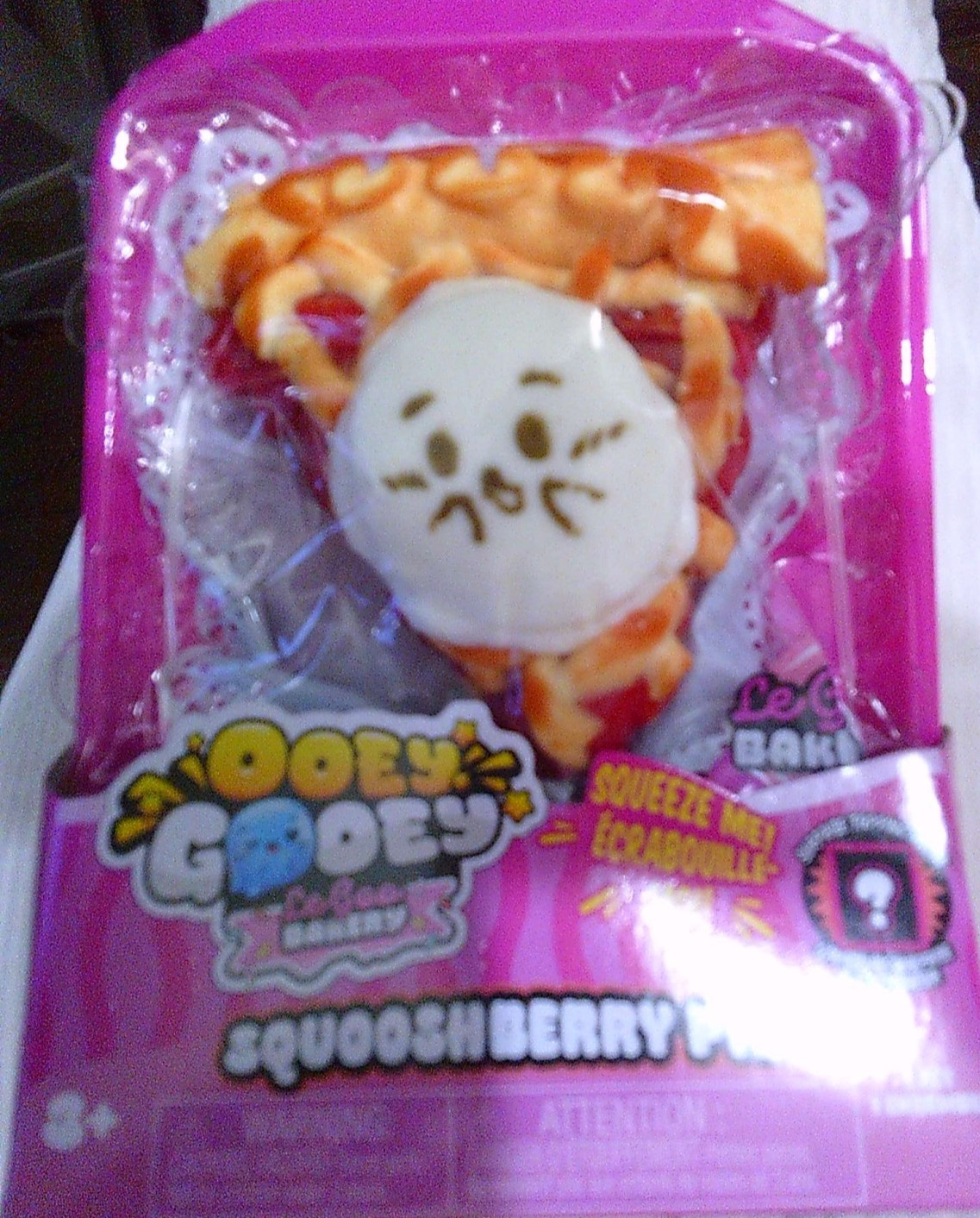 NEW Ooey Gooey Le Goo Bakery SQUOOSHBERRY PIE Squeeze fidget Toy w surprise