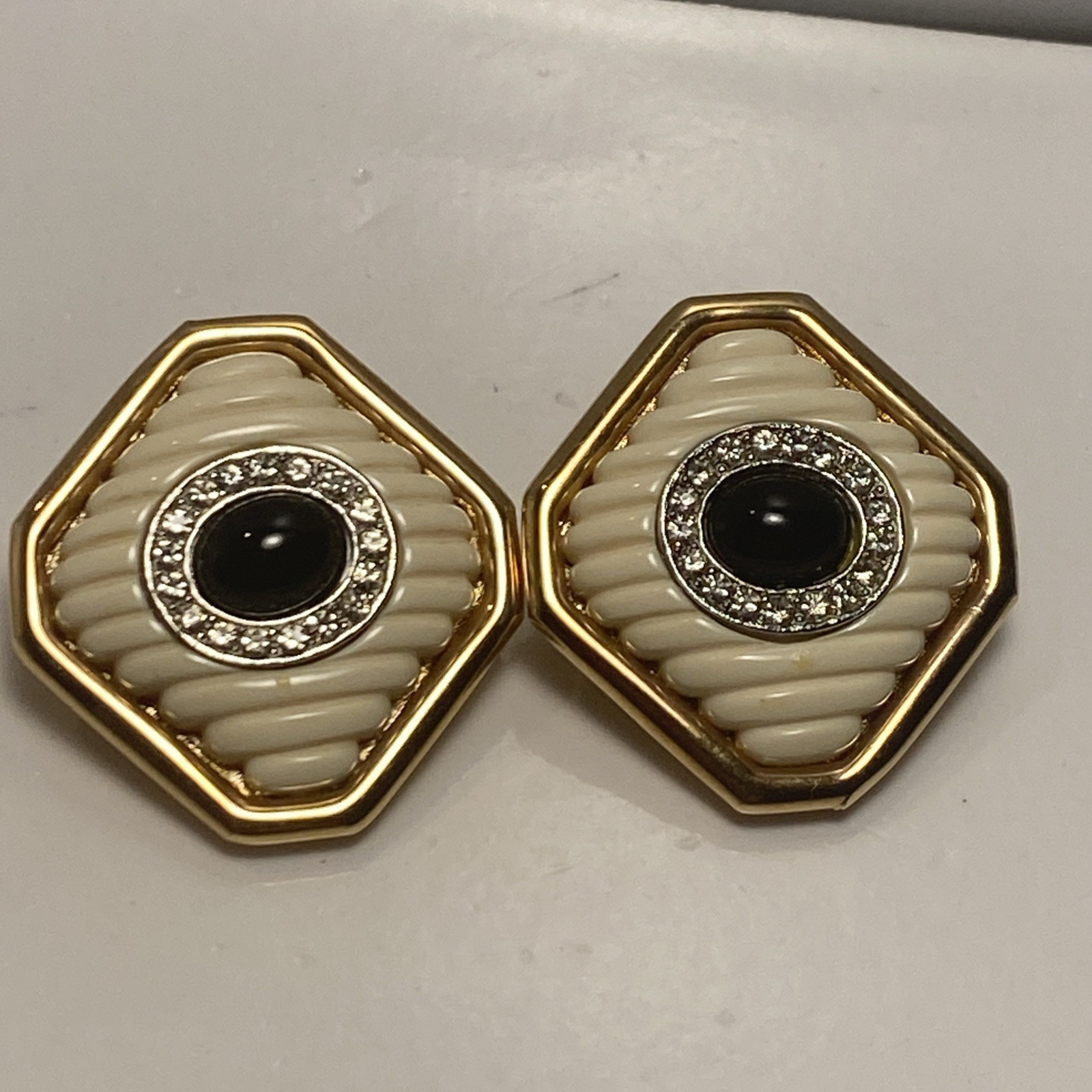 VTG  Parkland Signed White Ribbed Black Carbochon Rhinestones Clip On. Earrings