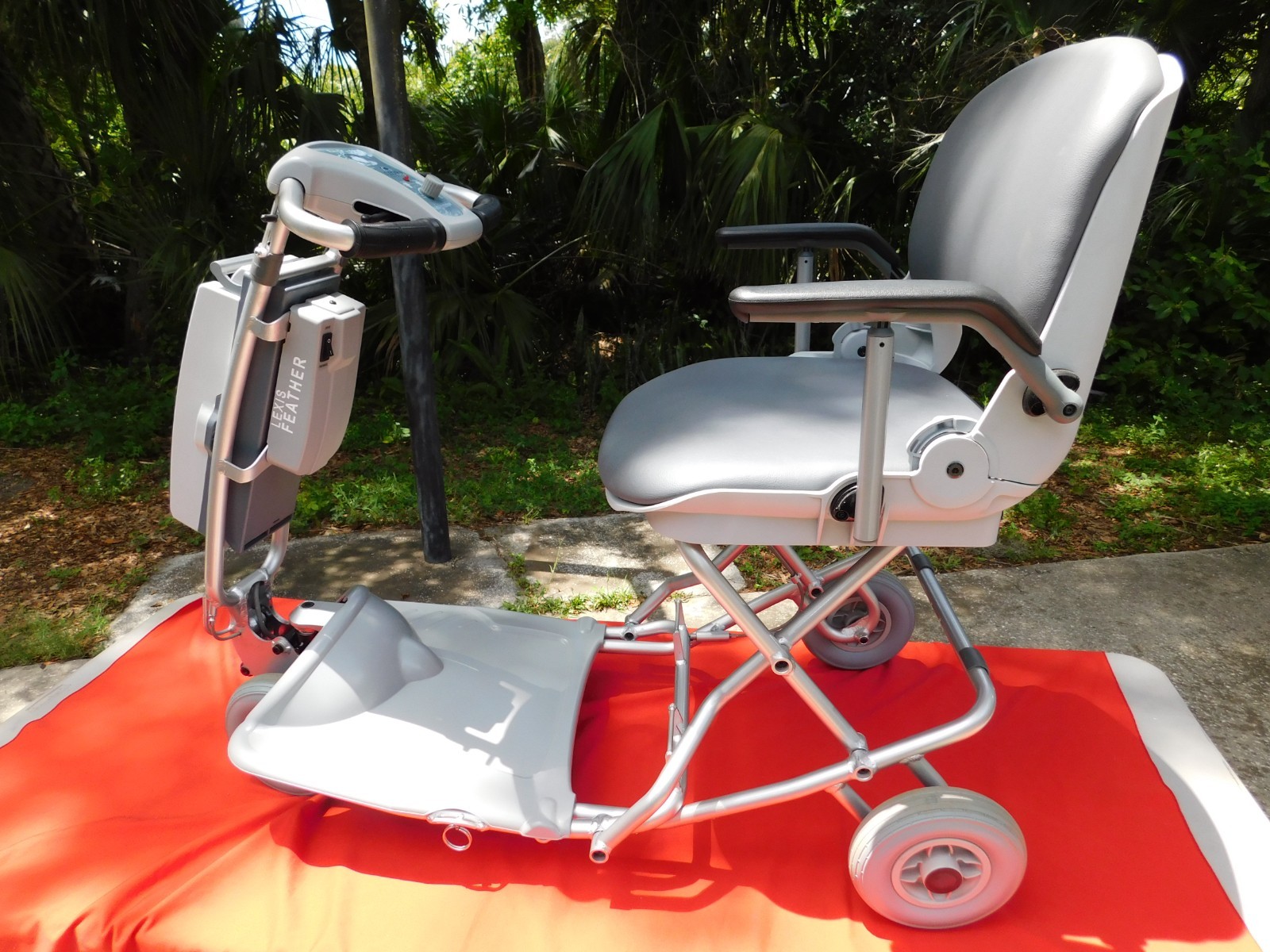 TZORA FEATHER Light Folding Lightweight Travel Scooter 4 Wheel NEW + NEW BATTERY