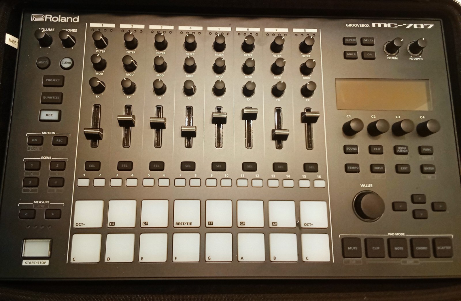 Roland MC-707 Groovebox 8-Track Sampler Synth/comes with Magma hard case