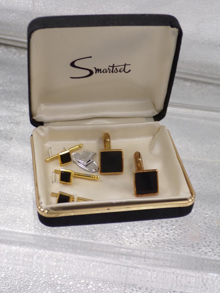 Vintage boxed Smartset cufflink and shirt stud set - as new!                 G29