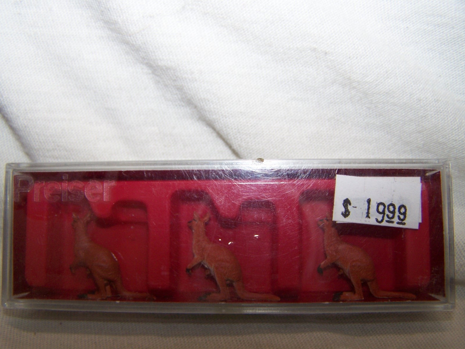 Preiser #20392 HO Scale Kangaroos(Pack of 3)