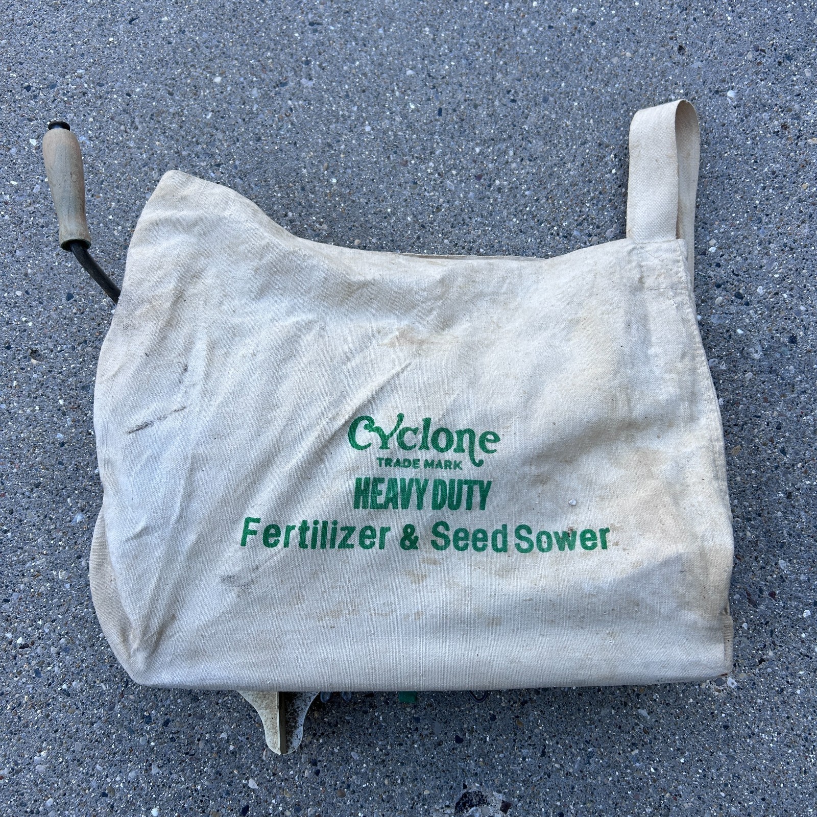 VTG CYCLONE HEAVY DUTY FERTILIZER & SEED SOWER HAND CRANK GREEN PAINT - TESTED!