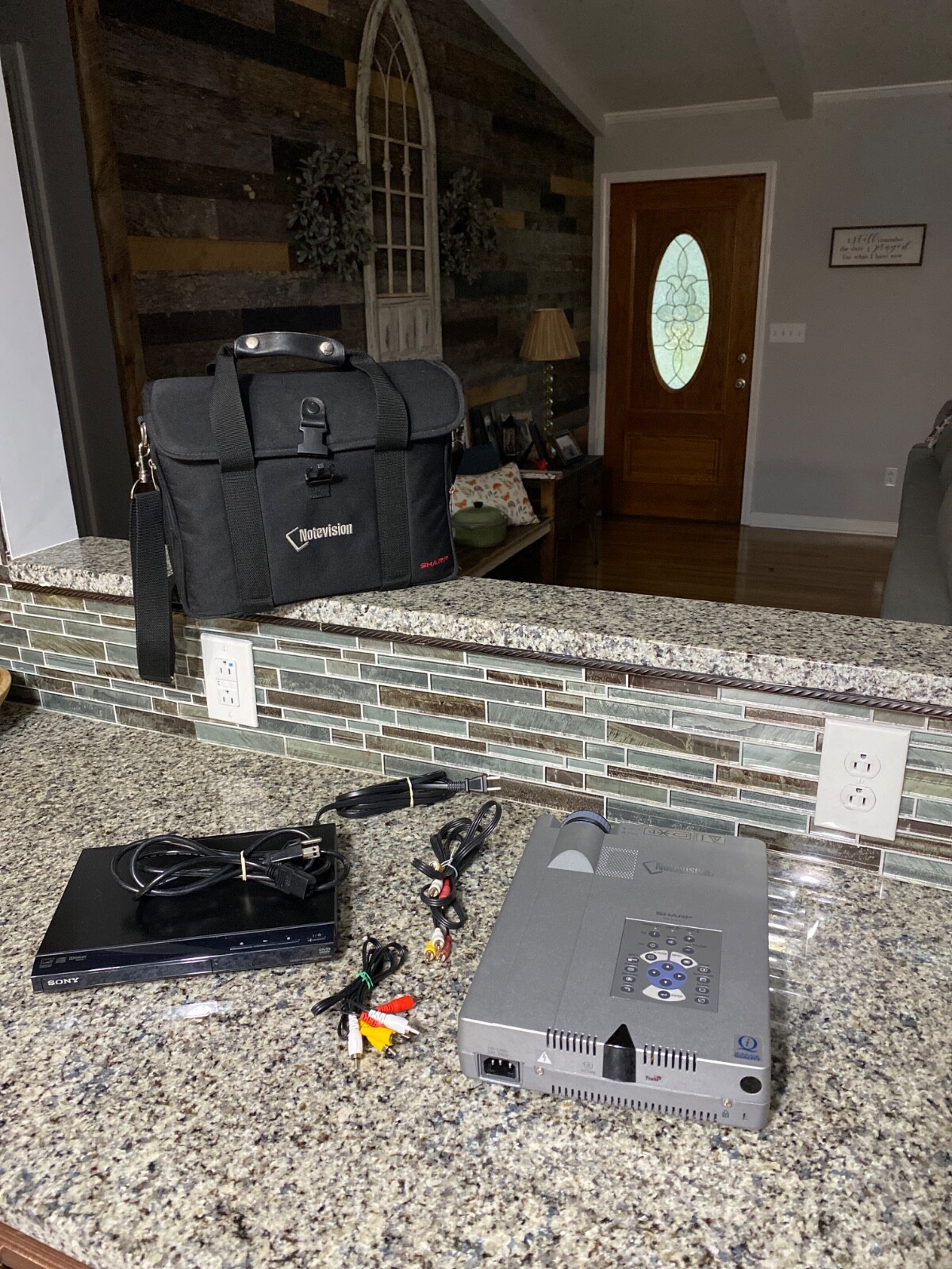 Sharp XG-NV7XU Projector Great Working Condition Notevision7 w/case & dvd player