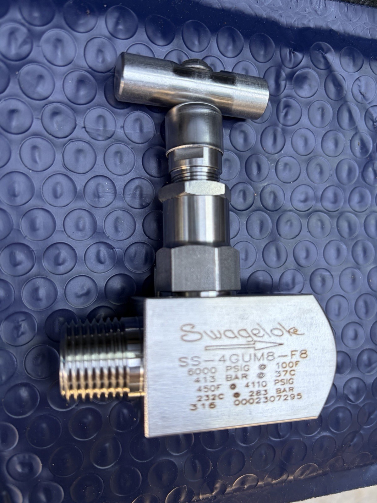 New SWAGELOK SS-4GUM8-F8 Stainless Steel Valve 1/2" Needle Valve