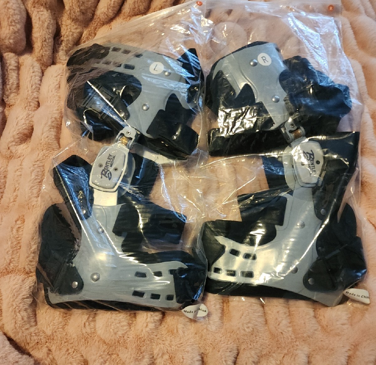 LOT OF 2 BENTLEY  TL-51 UNIVERSAL KNEE BRACE 1 LEFT , 1 Right  UNIVERSAL NEW