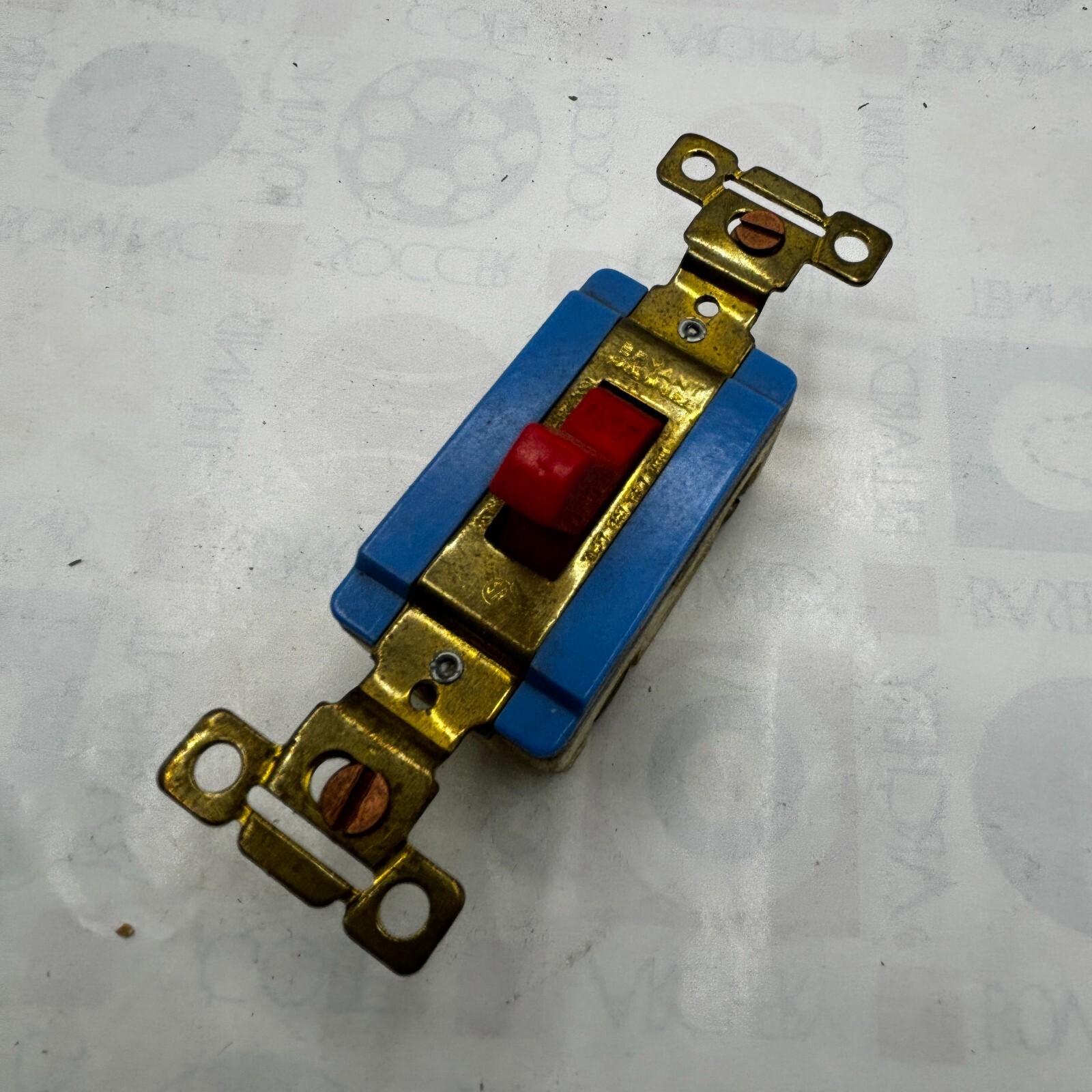 Bryant 4801-PLR277 15A 120/277V Single Pole Brown Nylon Toggle AC Switch ⭐