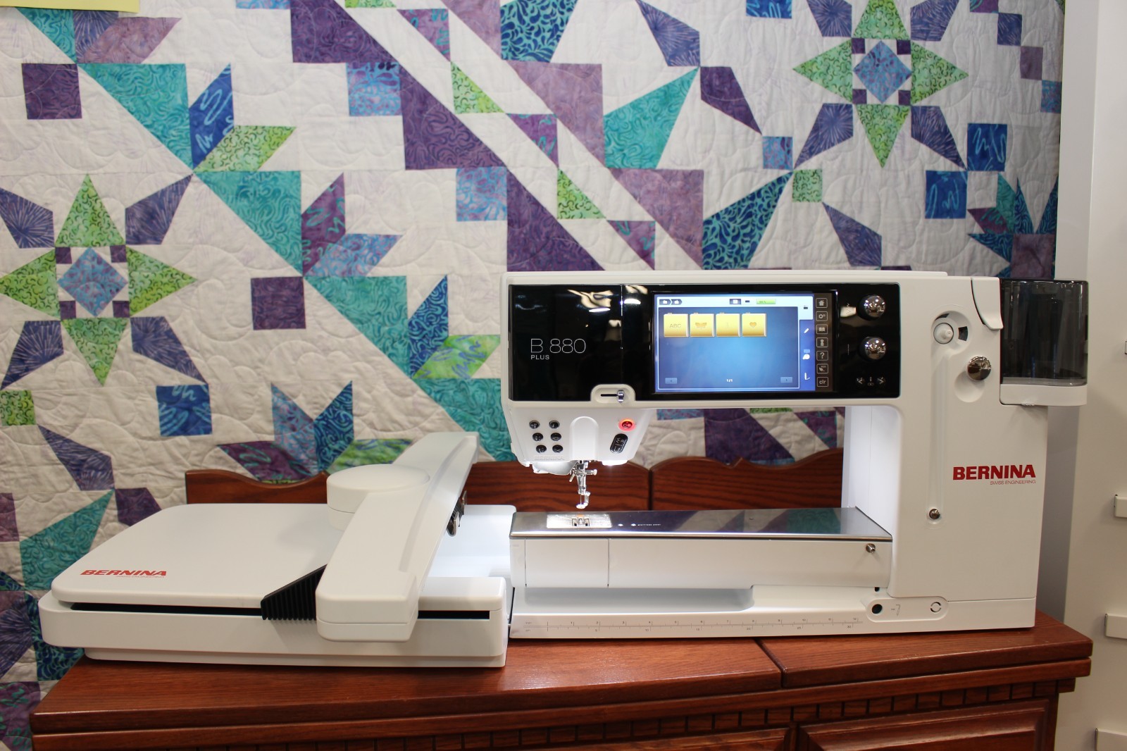 Bernina B 880 Plus Sewing/Quilting/Embroidery Machine + Stitch Regulator