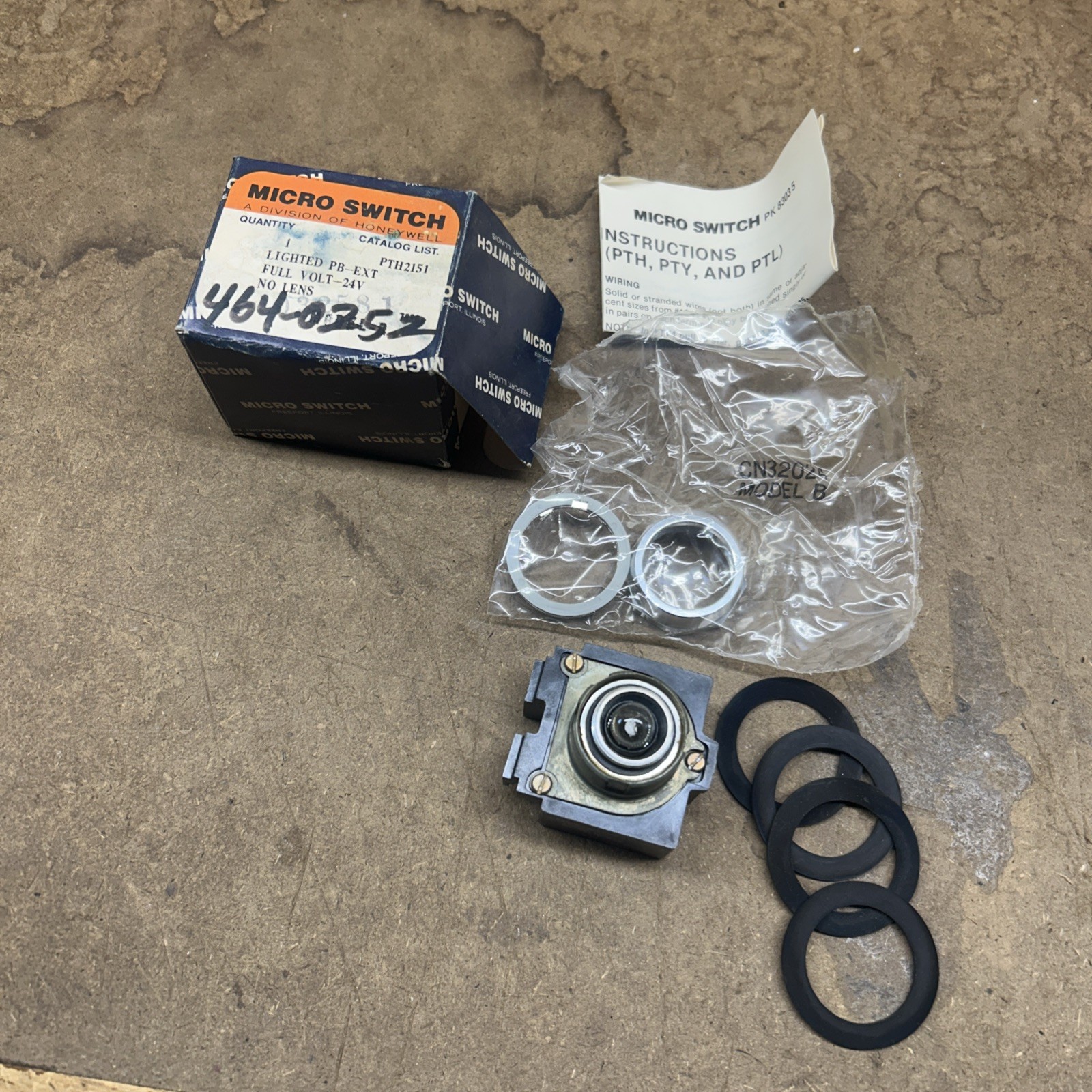 HONEYWELL PTH2151 Lighted PB-EXT Full Volt 24v No Lens New In Box