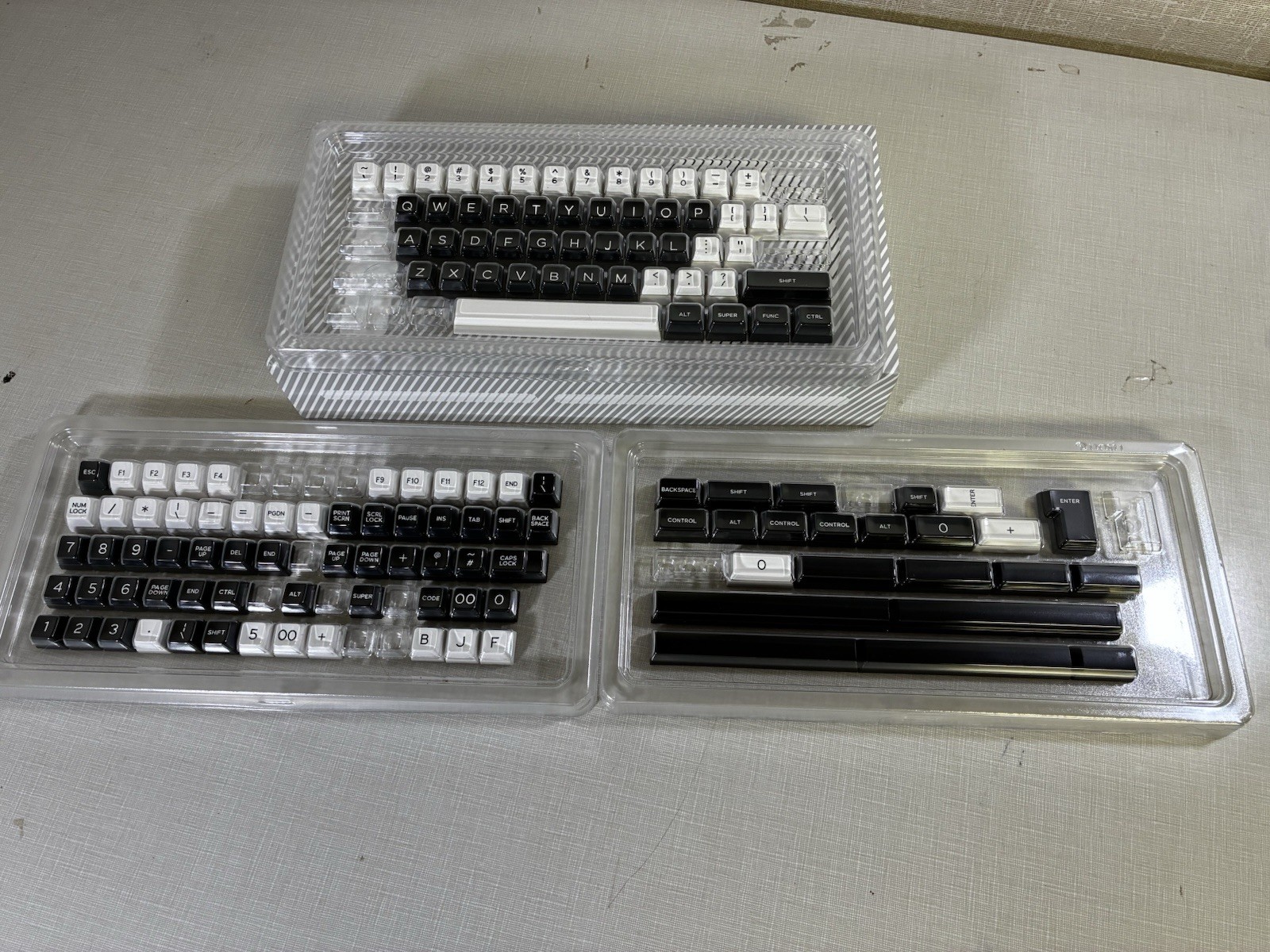 DOMIKEY SA ABS DOUBLESHOT KEYCAP (BLACK) Signature Plastics SA ABS (WHITE) *READ