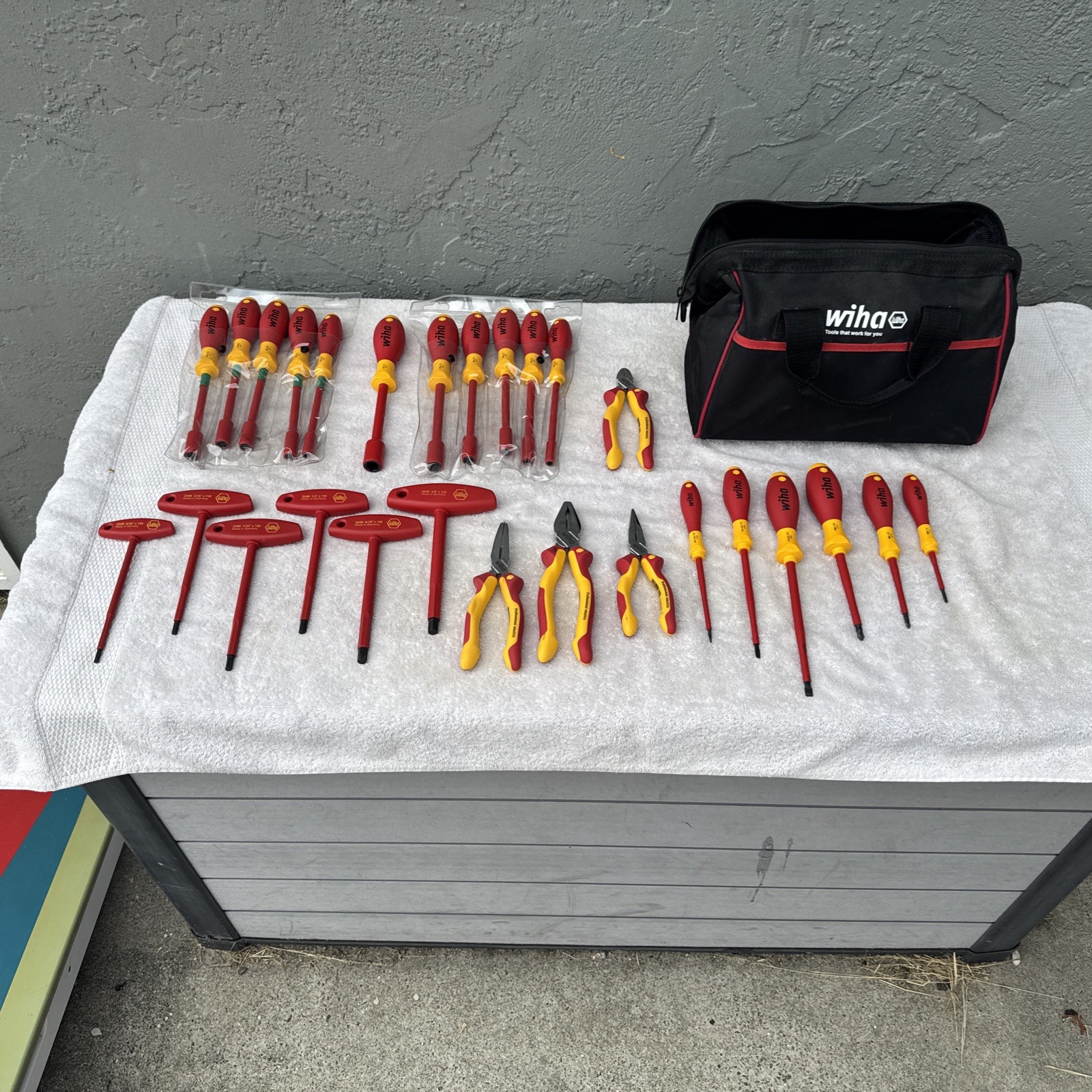 Wiha 27 Piece Insulated PRO Electric Tool Set Pliers & Screwdrivers w bag