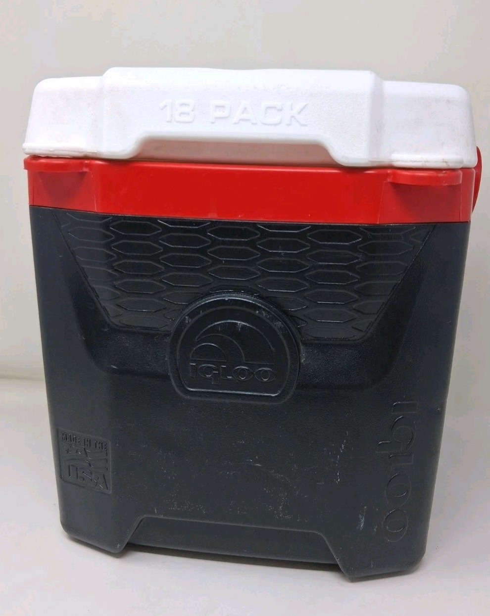 Igloo Quantum 12 cooler 18 Pack capacity Lockable USA. 12 Quart Red White Black