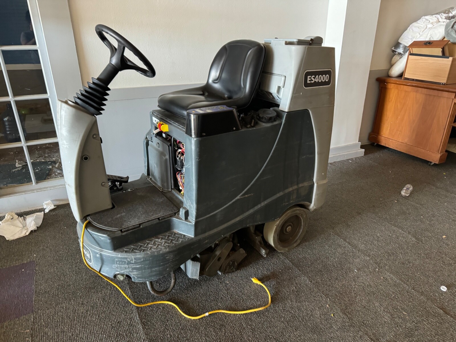 NILFISK ADVANCE ES4000 RIDING CARPET CLEANER. EXTRACTOR WET VACUUM RIDE ON RIDER