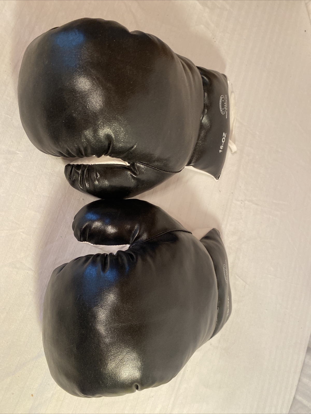 DEFENDER USA 16-OZ. BLACK/WHITE COLOR BOXING GLOVES
