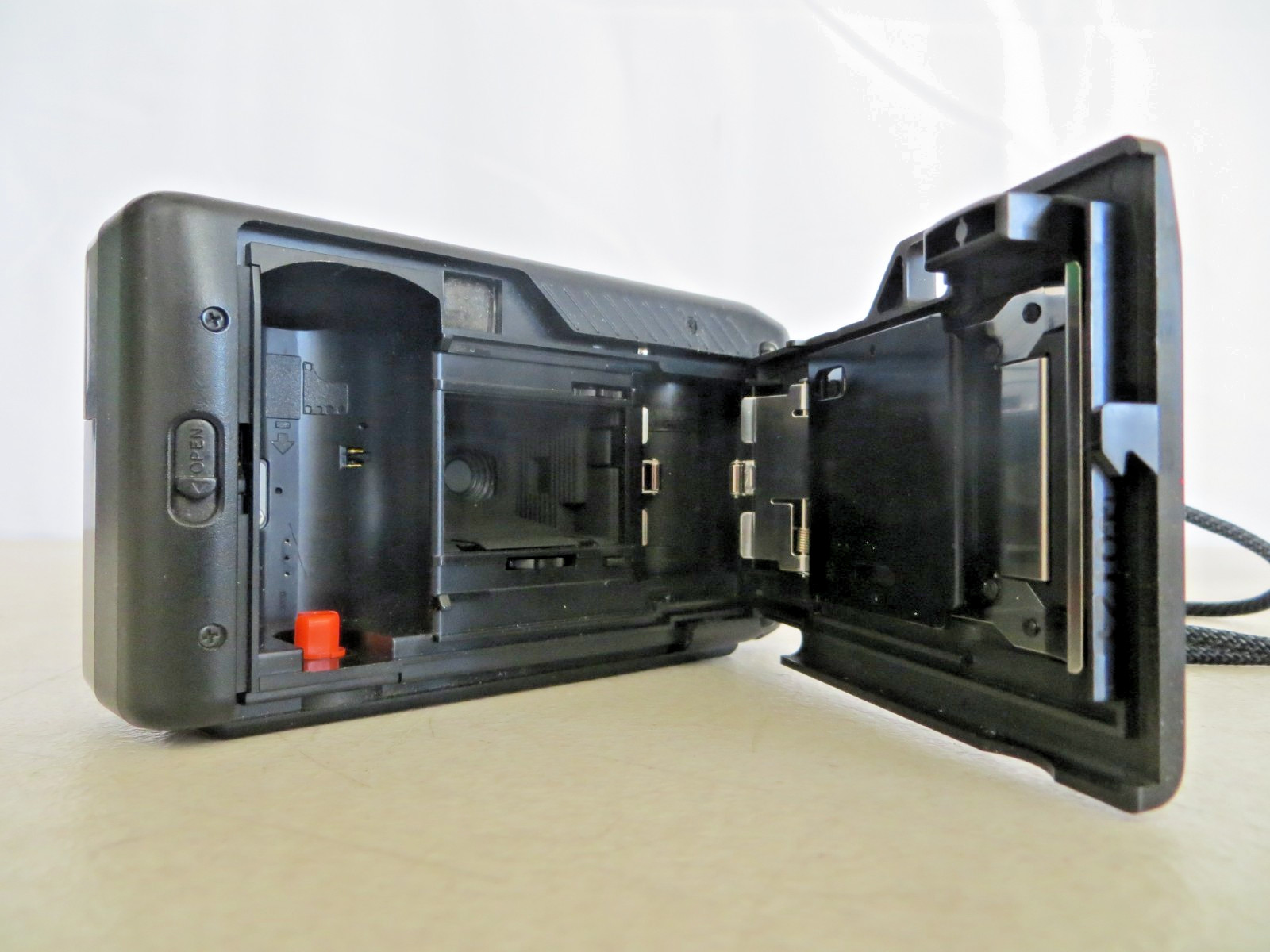 Canon Snappy S 35mm Point & Shoot Fully Automatic Camera W/Flash Black Tested