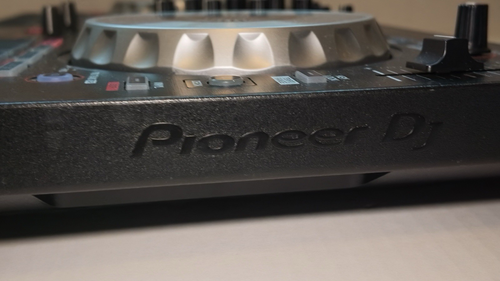 Pioneer DJ DDJ-SB2 Serato 2-Channel 2-Deck DJ Controller powers on