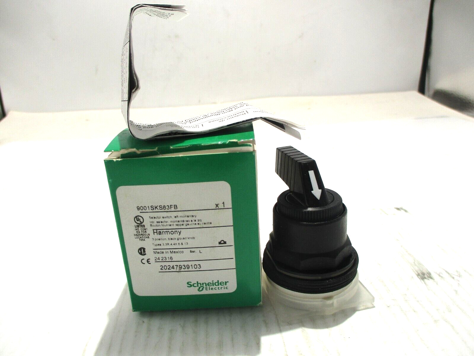 NEW SCHNEIDER ELECTRIC 9001SKS63FB 3 POSITION MOMENTARY SELECTOR SWITCH