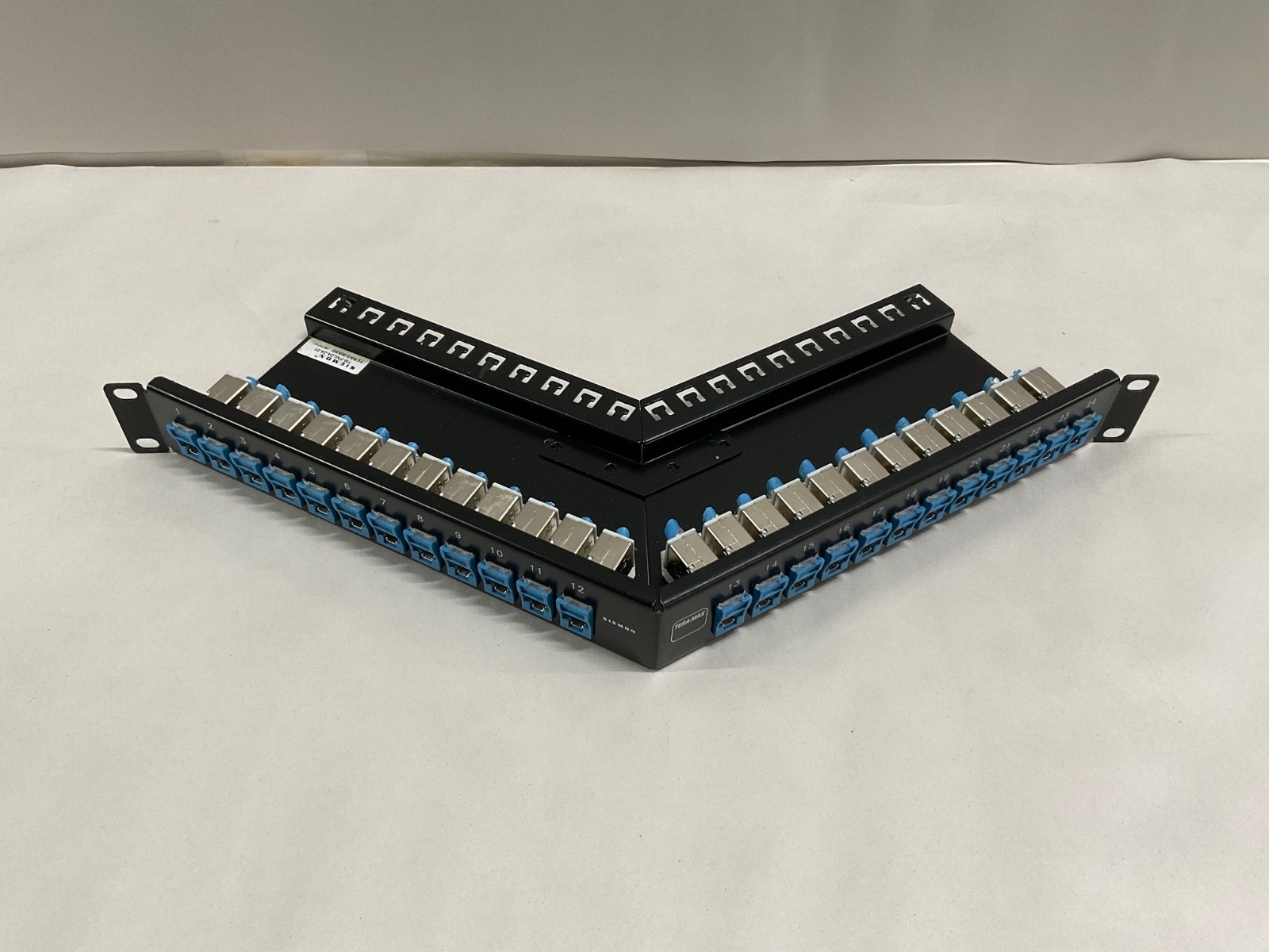 Siemon Tera-Max Cat6a Angled Patch Panel TM-PNLZA-24-01 w/ Fixed Wire Manager