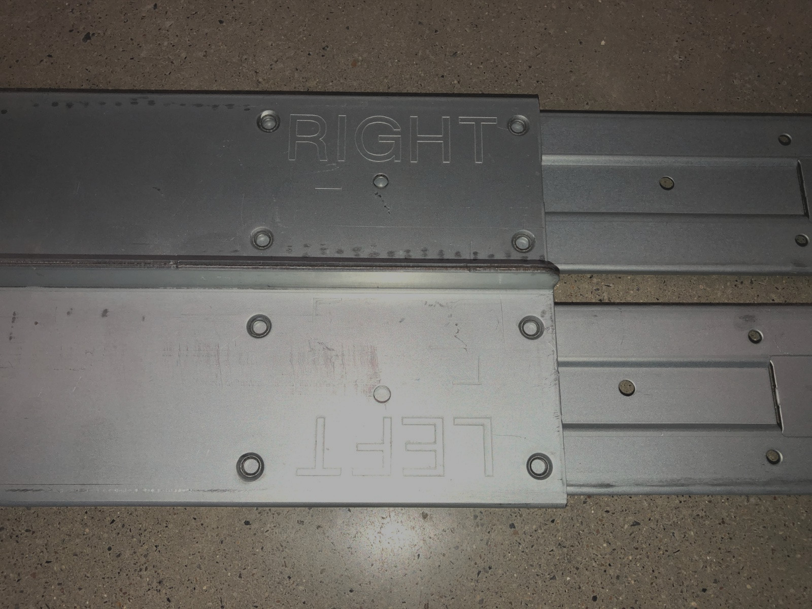 NetApp RACK Rail Kit U2 ( LEFT :111-03385-B0-HTT ) ( RIGHT : 111-03386-B0-HTT )