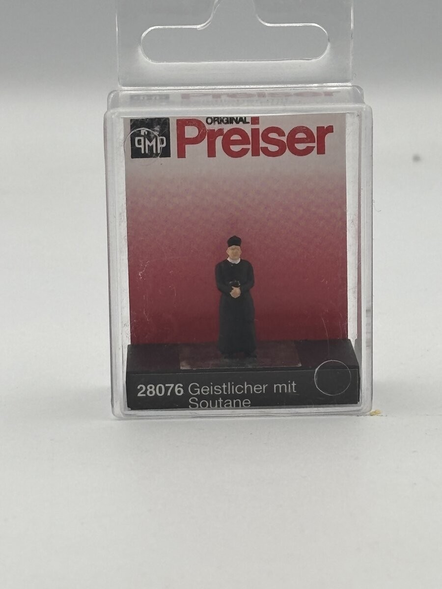 Preiser 28076 HO Priest Wearing A Cassock Figure