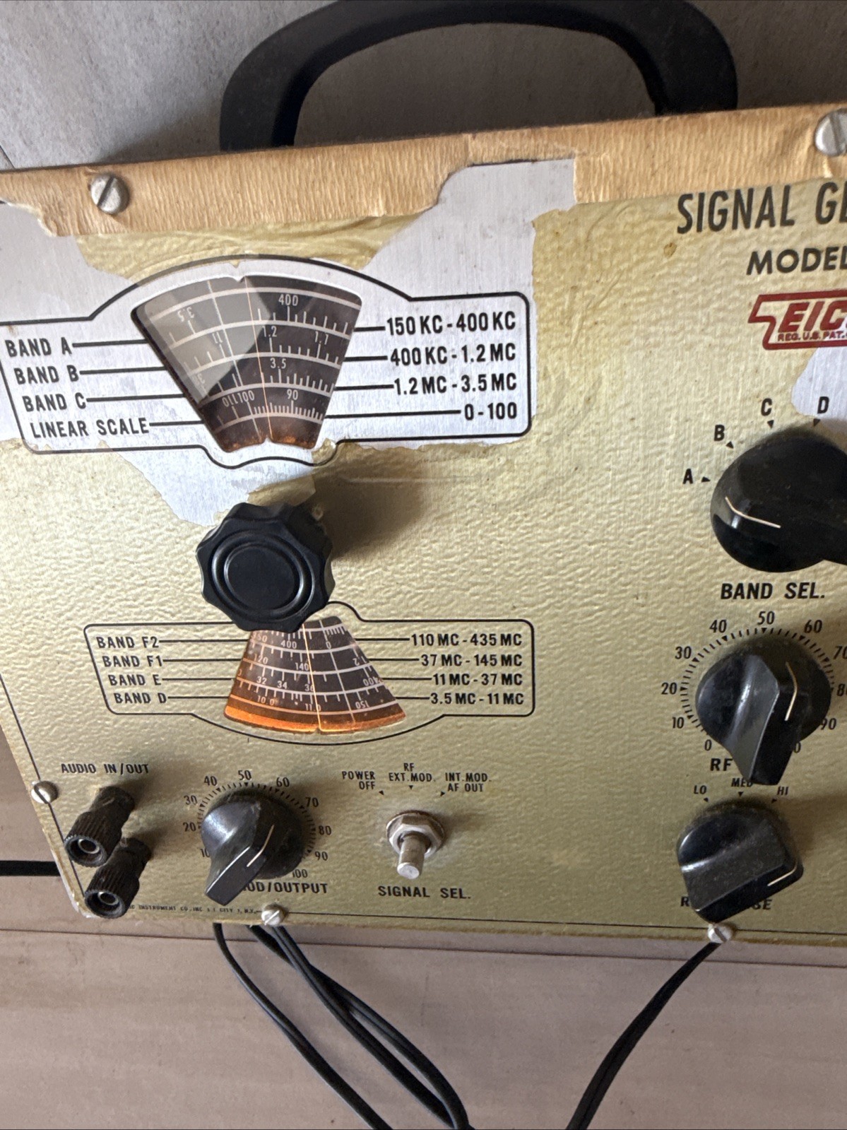 EICO MODEL 324 RF Signal Generator 150 kHz - 400 MHz Powers On!