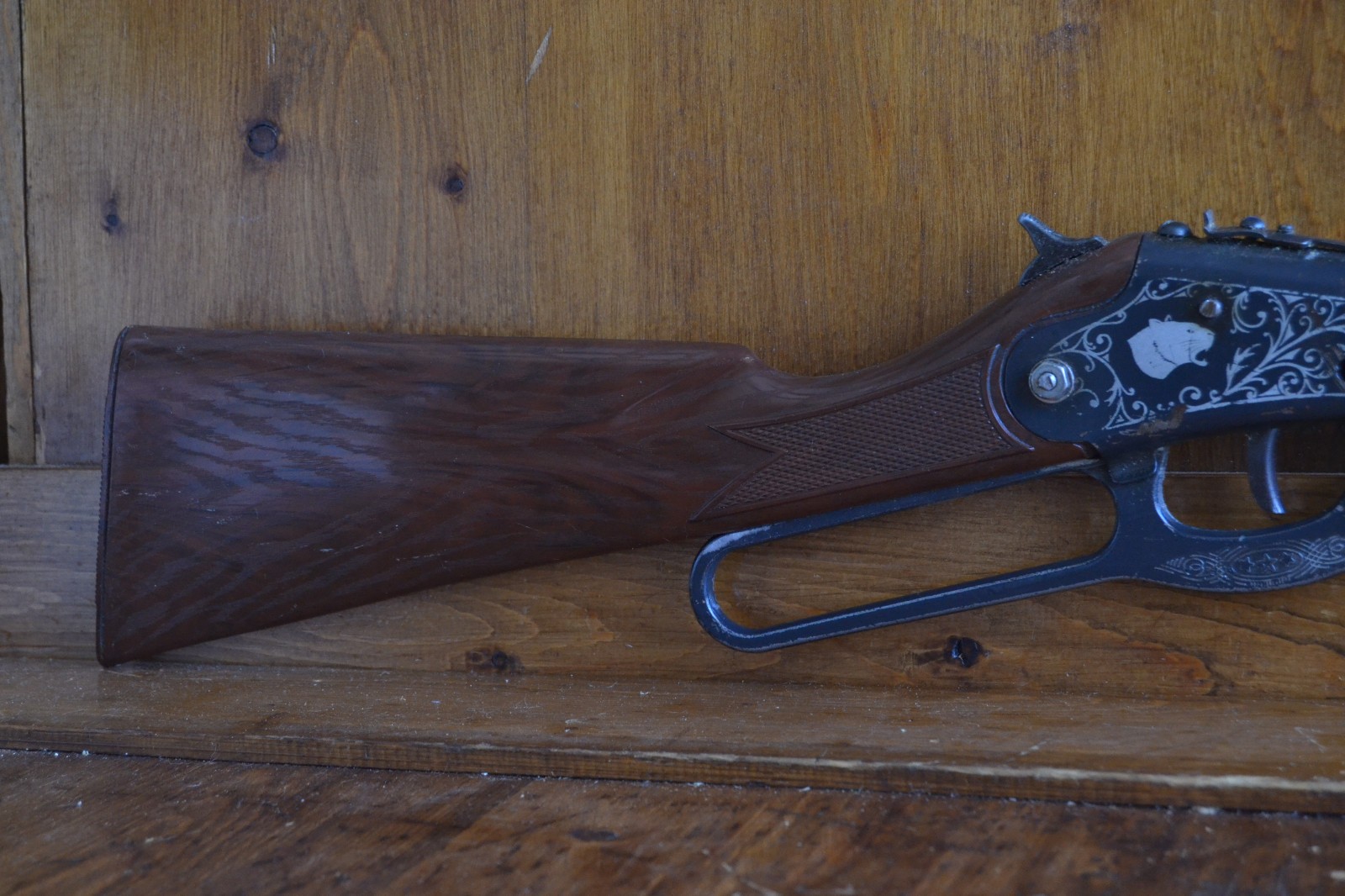 Vintage Daisy Model 111 Air Rifle BB Gun Cougar Graphics Working Condition