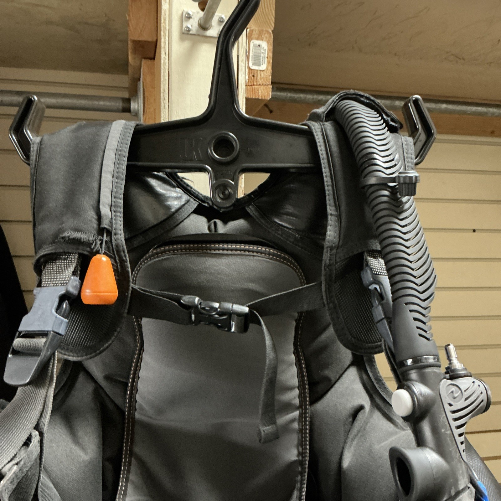 Used as is Aqualung WAVE BC Size Medium NON INTEGRATED