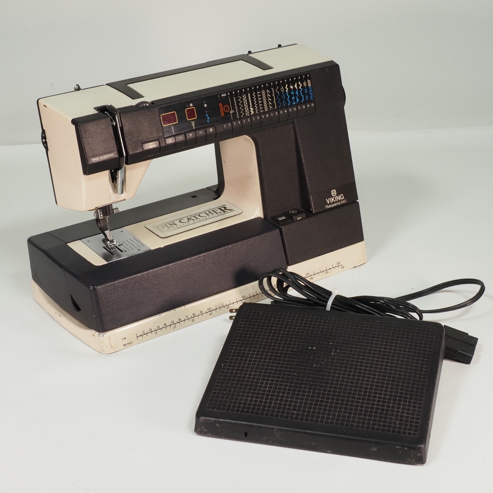 Video!  Husqvarna Viking 940 Sewing Machine w/ Foot Pedal Needs Bobbin Case
